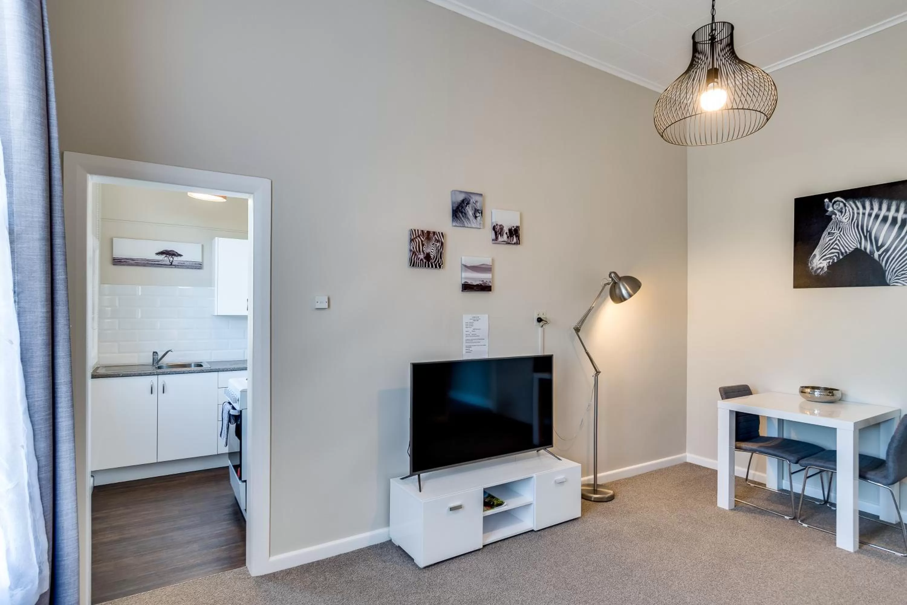 Kitchen or kitchenette, TV/Entertainment Center in Gardner Court Motel