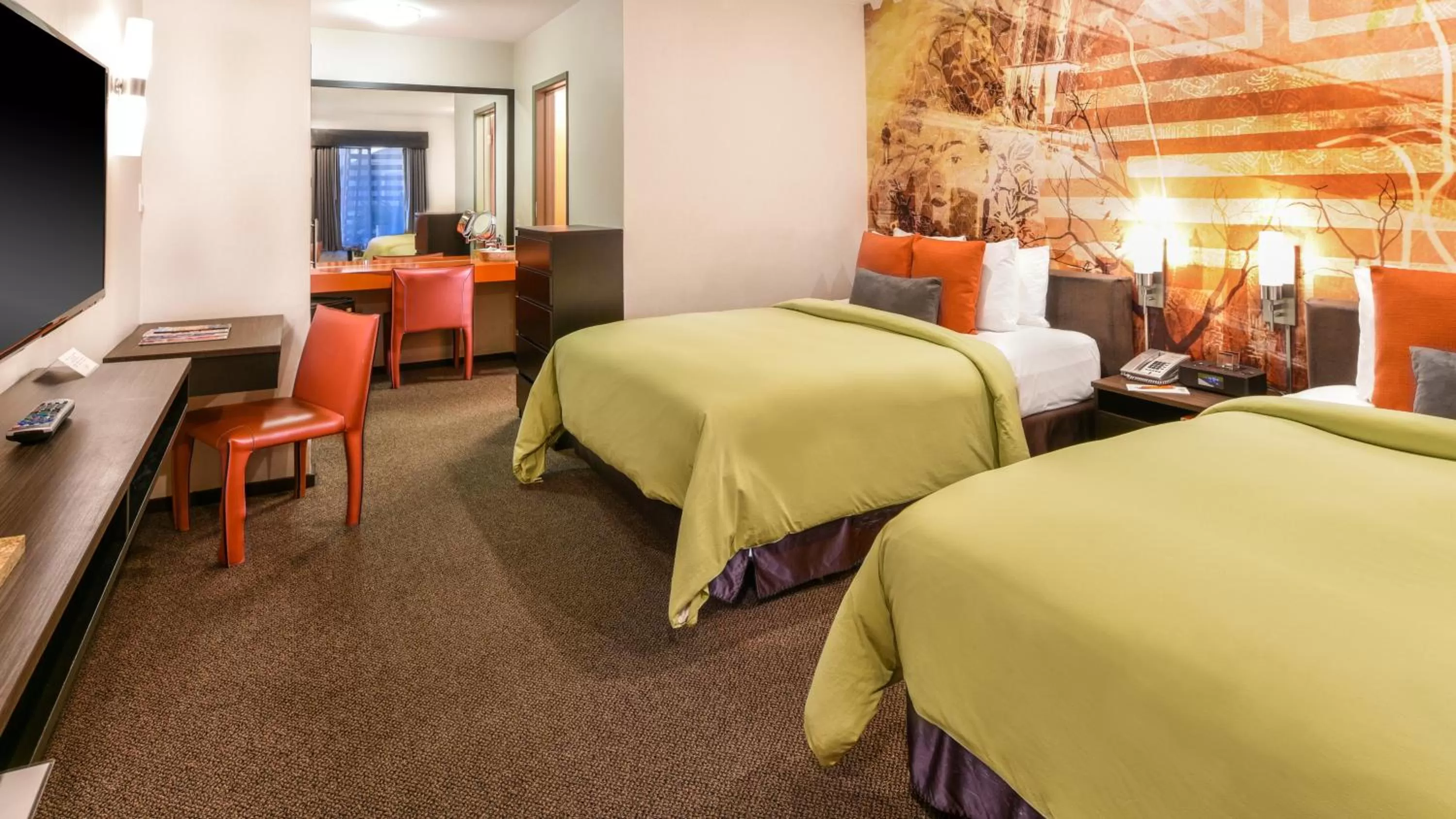 Photo of the whole room, Bed in The Tangerine - a Burbank Hotel