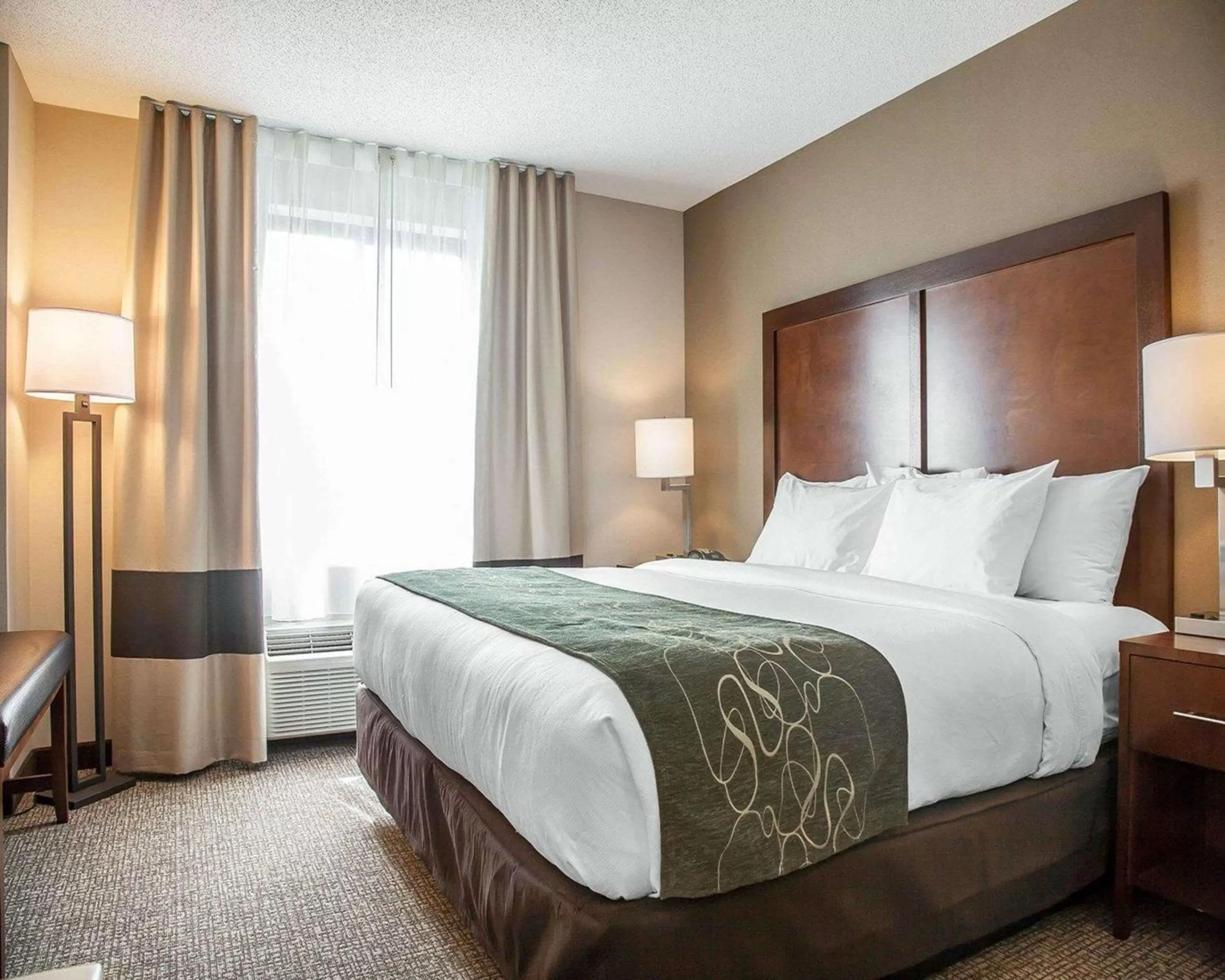 Bedroom, Bed in Comfort Suites West Warwick - Providence