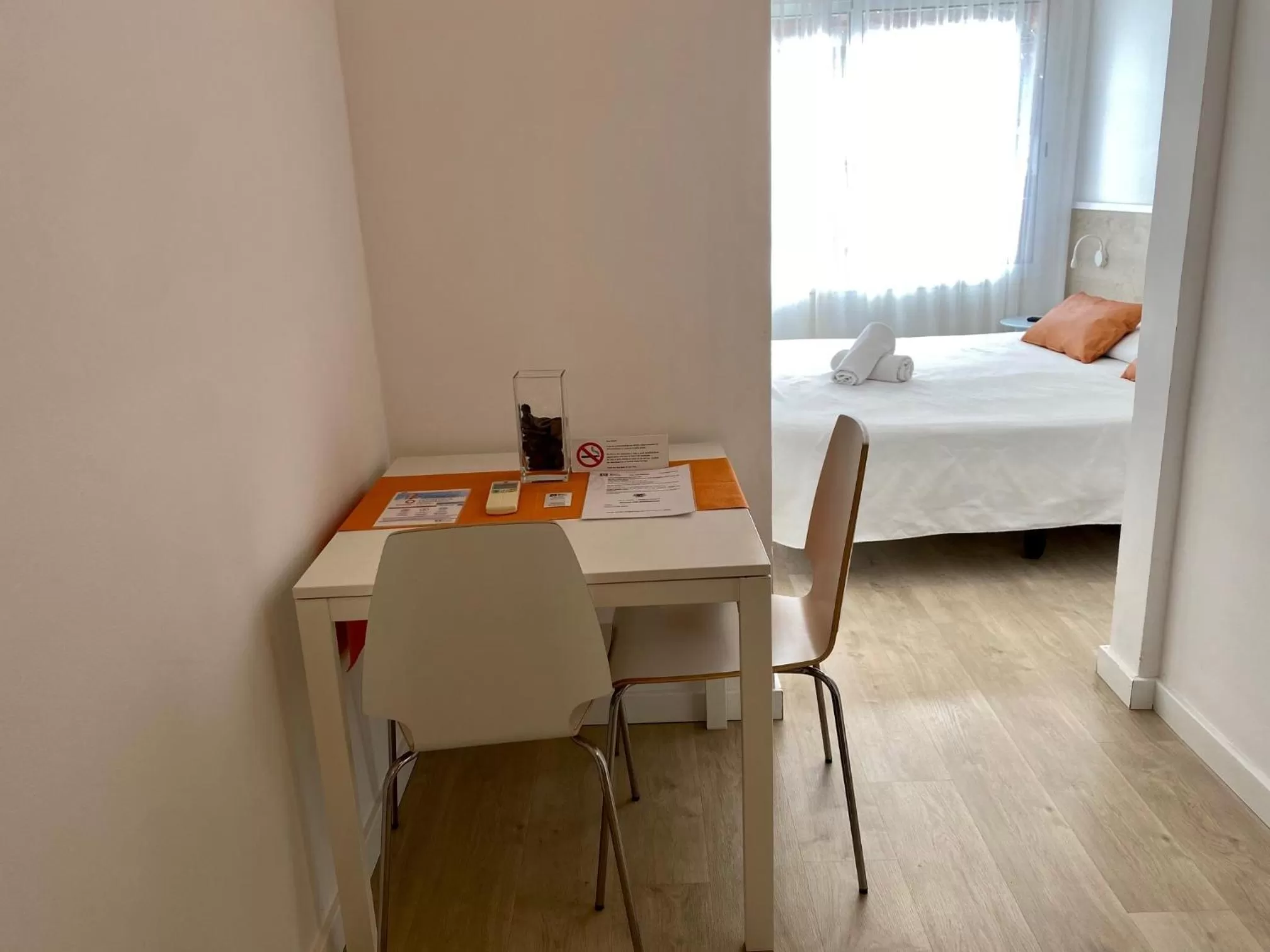 Dining area, Bed in BcnStop Sagrada Familia