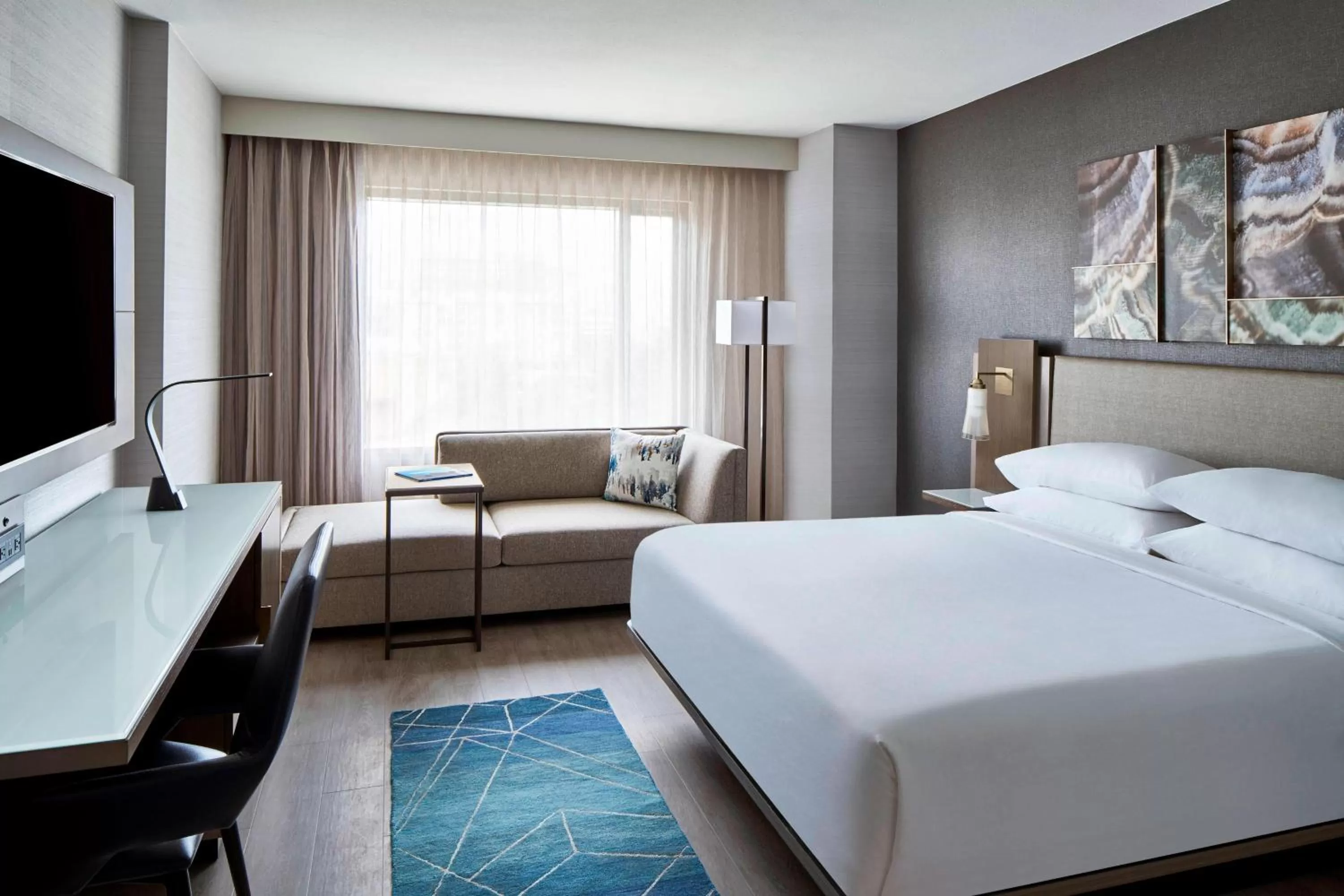 Photo of the whole room, Bed in Bethesda North Marriott Hotel & Conference Center