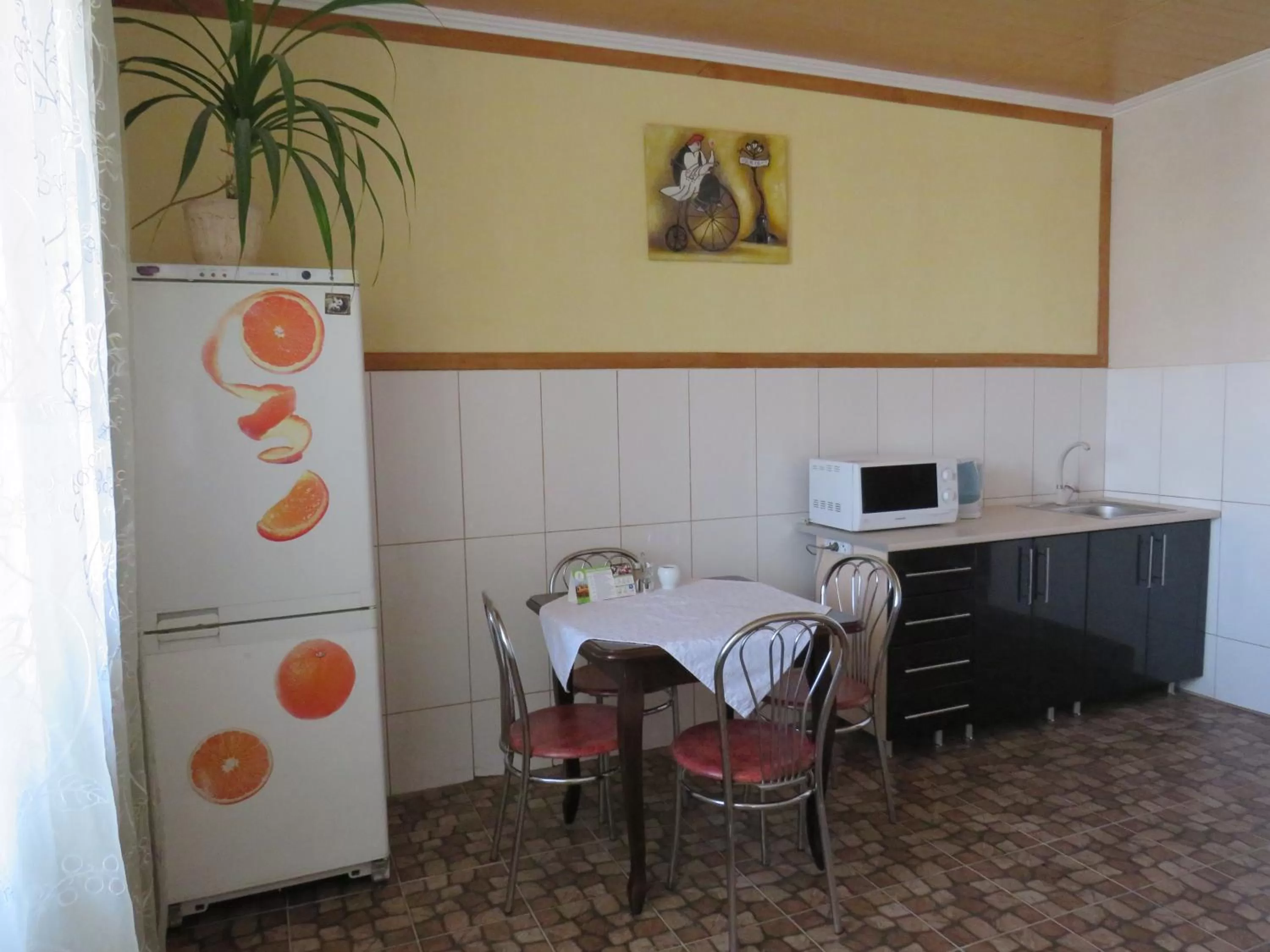 Kitchen/Kitchenette in Monte-Kristo Hotel
