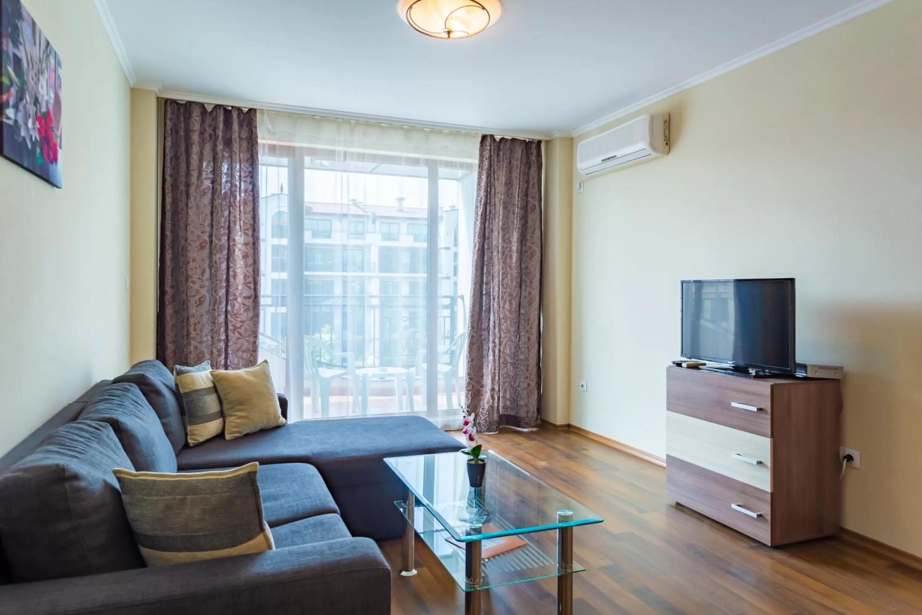 TV and multimedia in Rose Gardens Apart Hotel