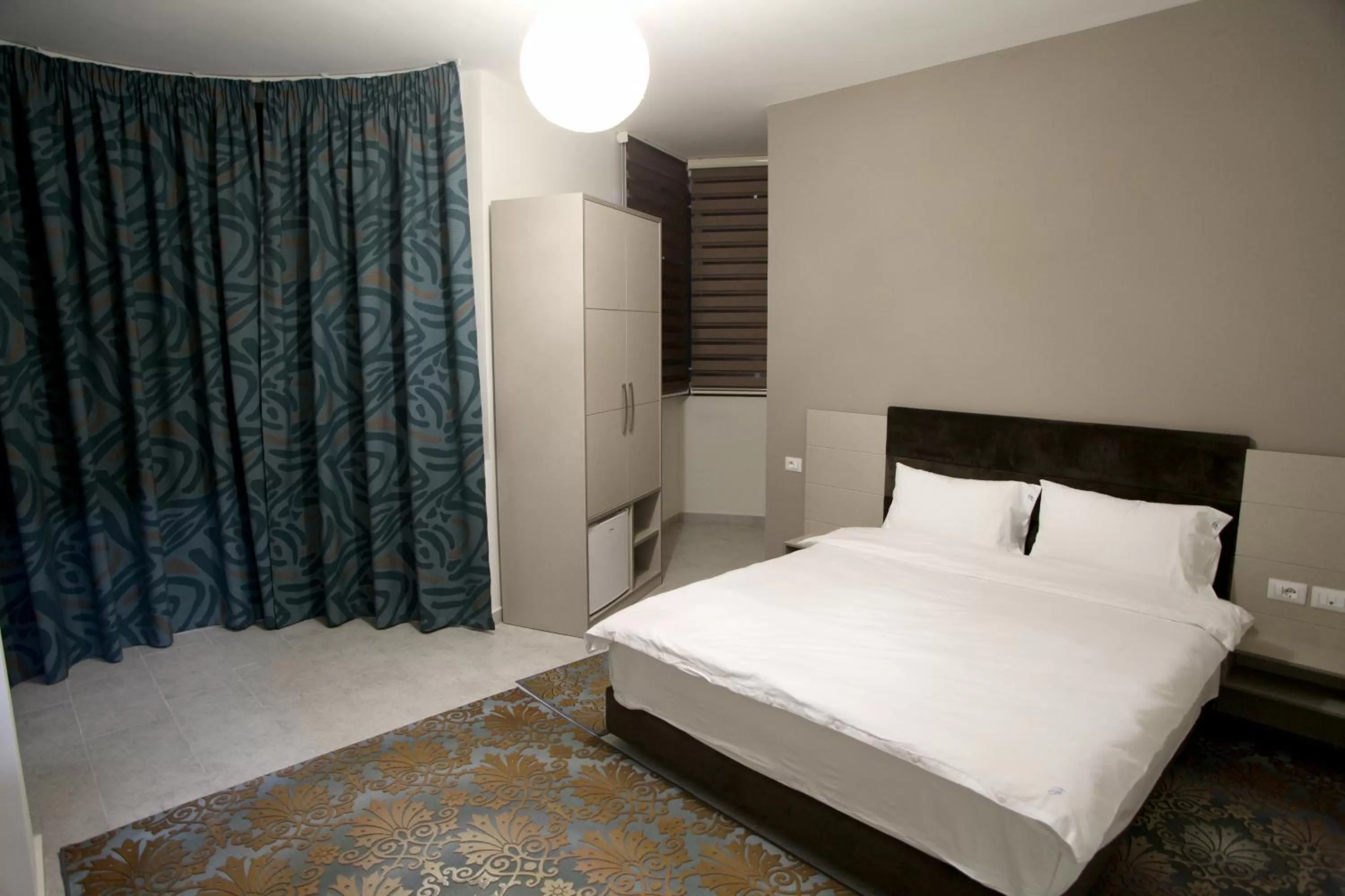 Bathroom, Bed in Fjortes Hotel