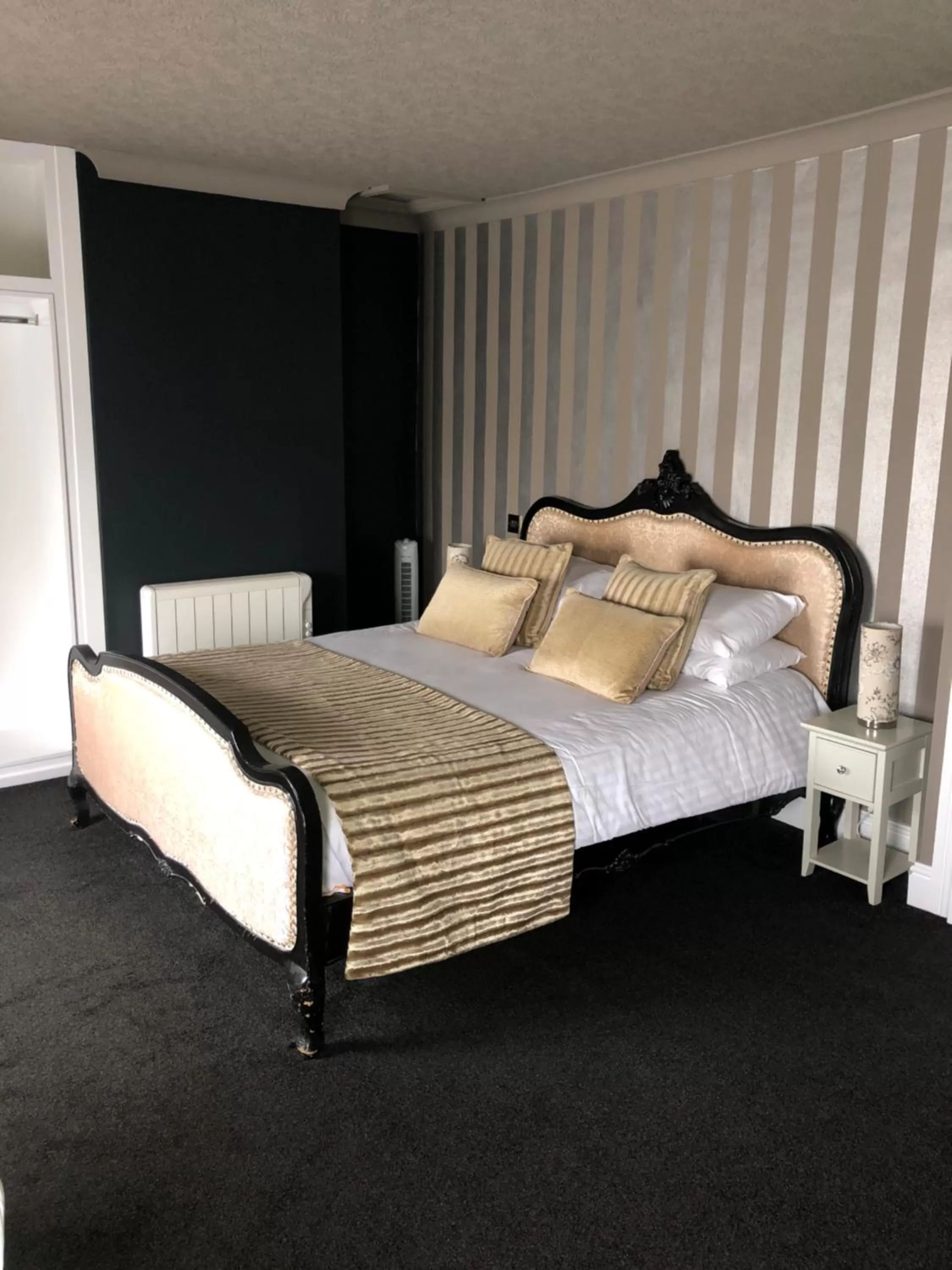 Bedroom, Bed in The Vine Hotel, Skegness