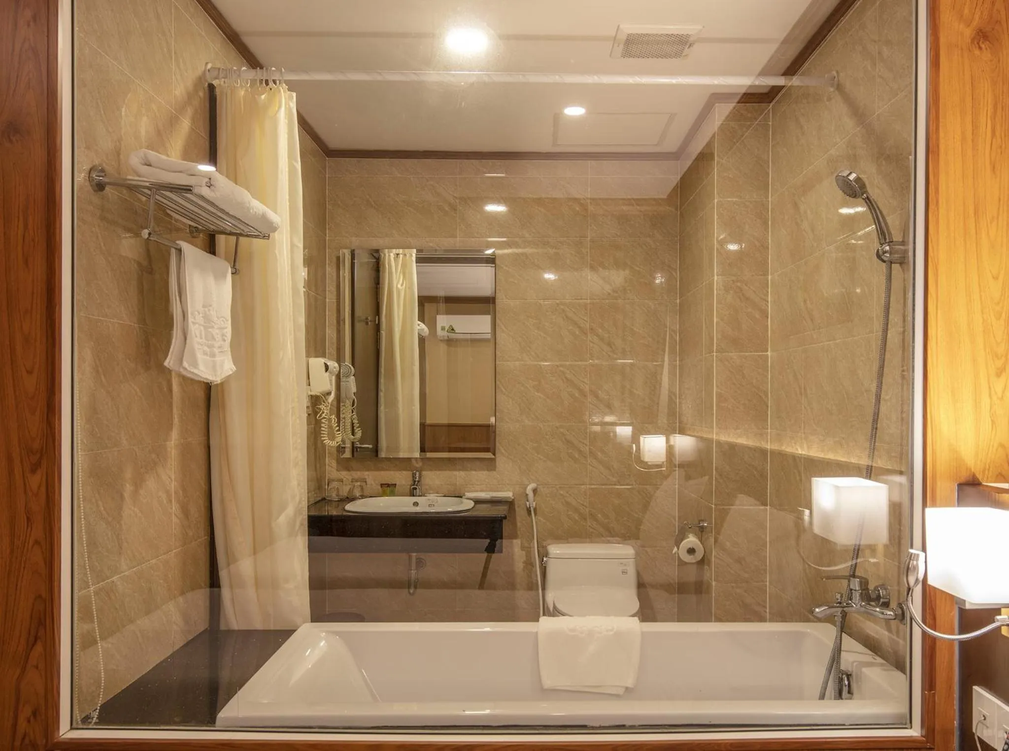 Shower in Kings Hotel Dalat