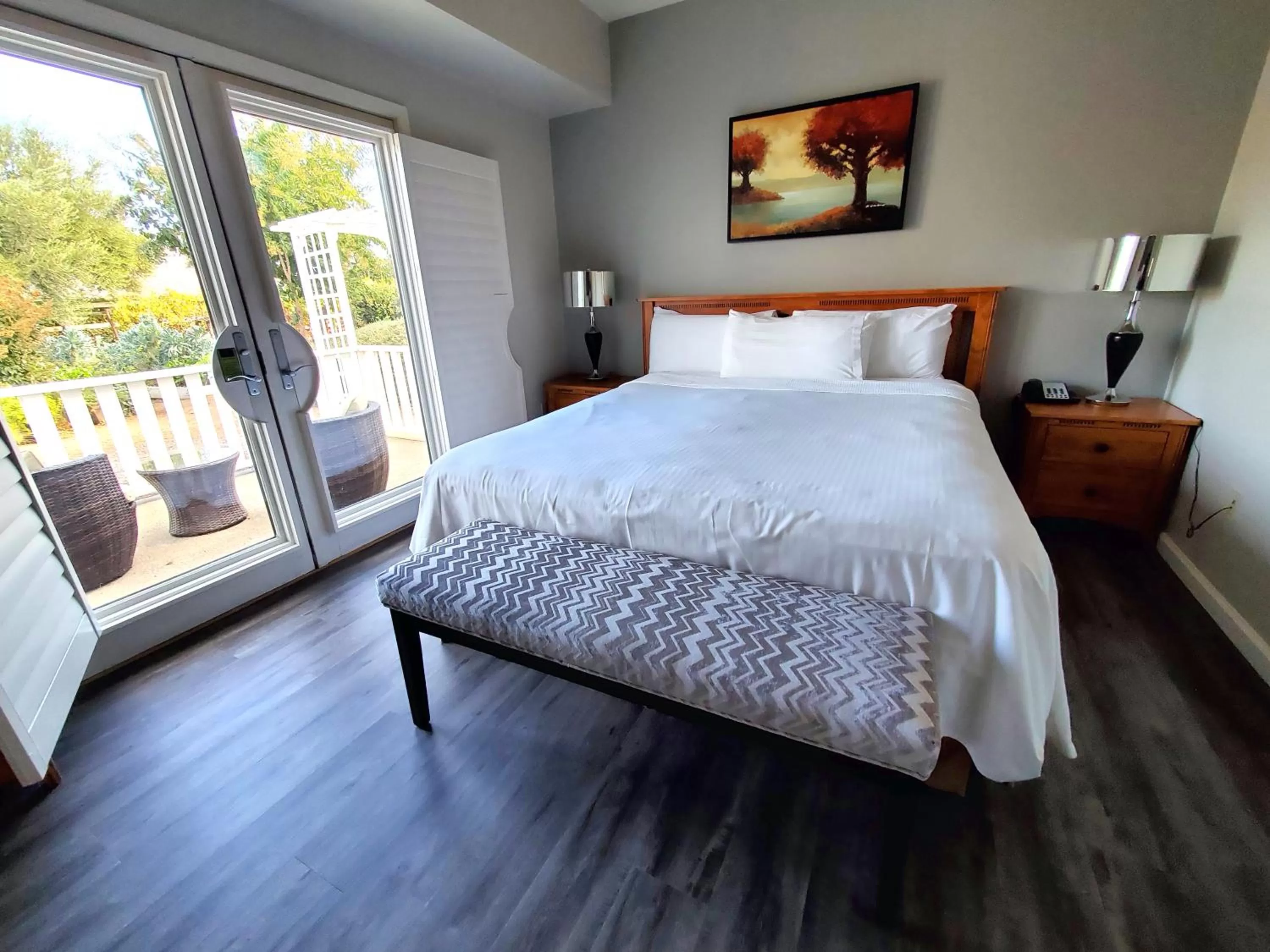 Garden view, Bed in Geyserville Inn