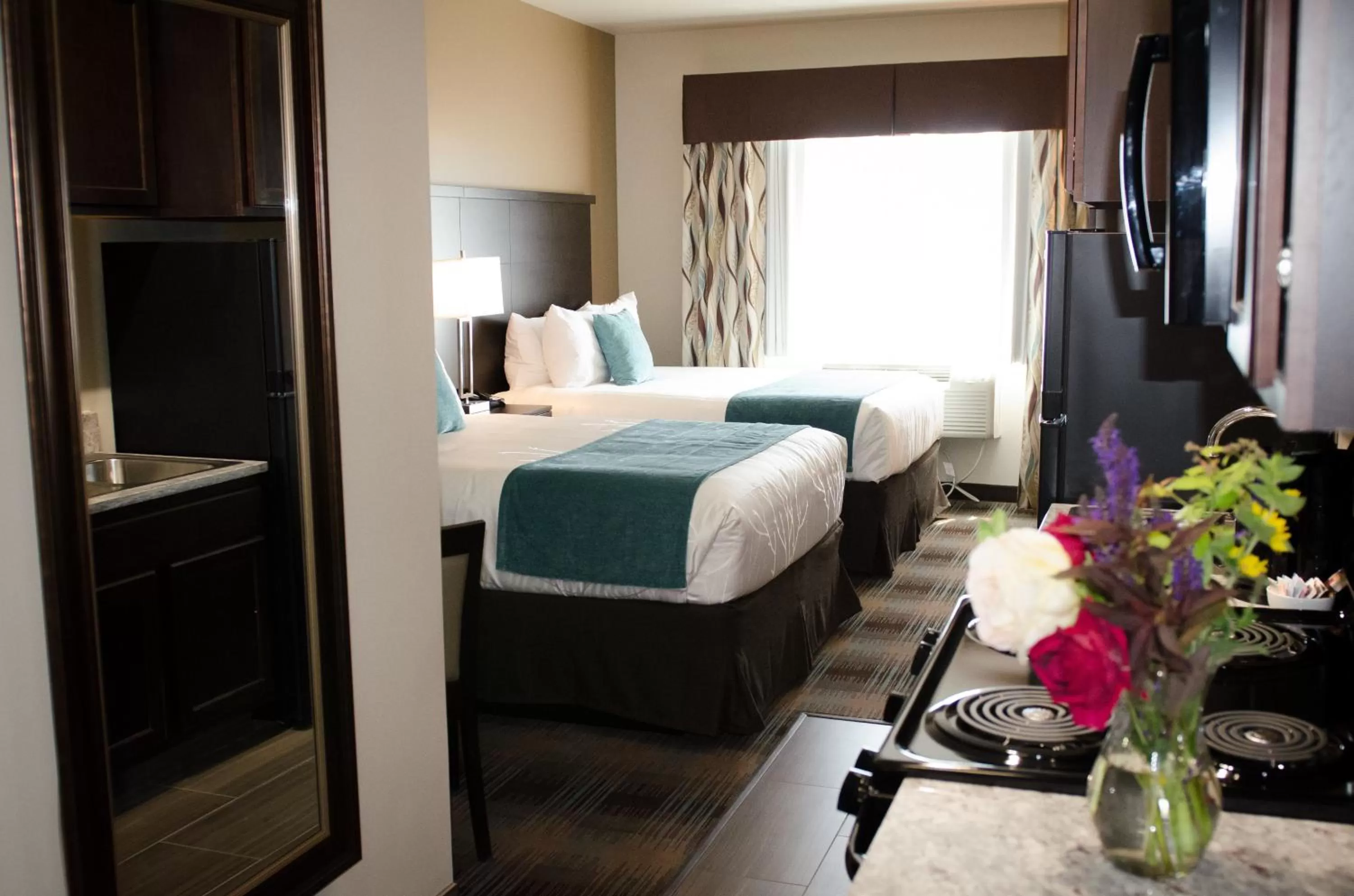 Two Queen Beds with Kitchen in Inn at Moses Lake