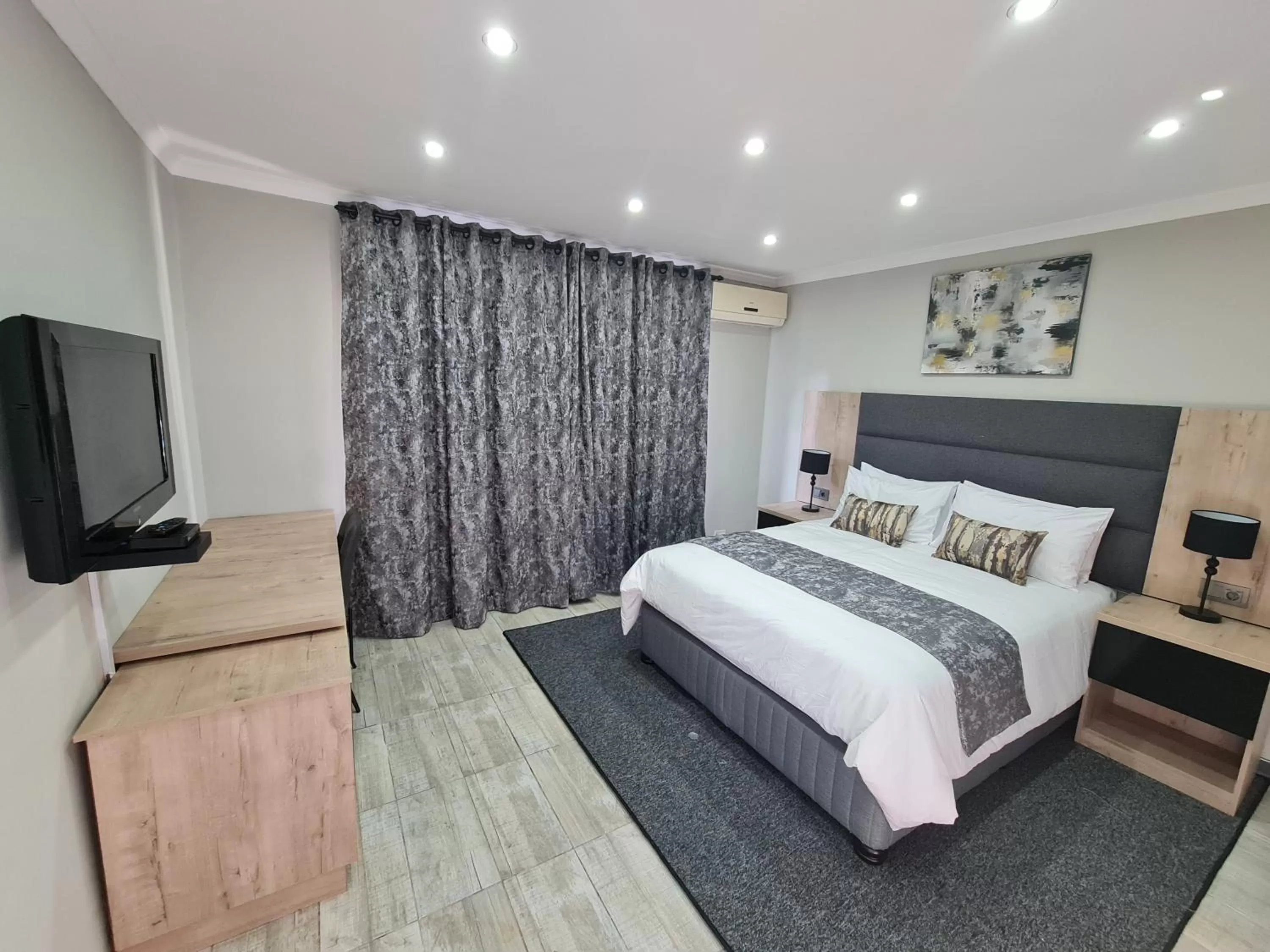 Photo of the whole room, Bed in Luxe on Ridge Boutique Hotel