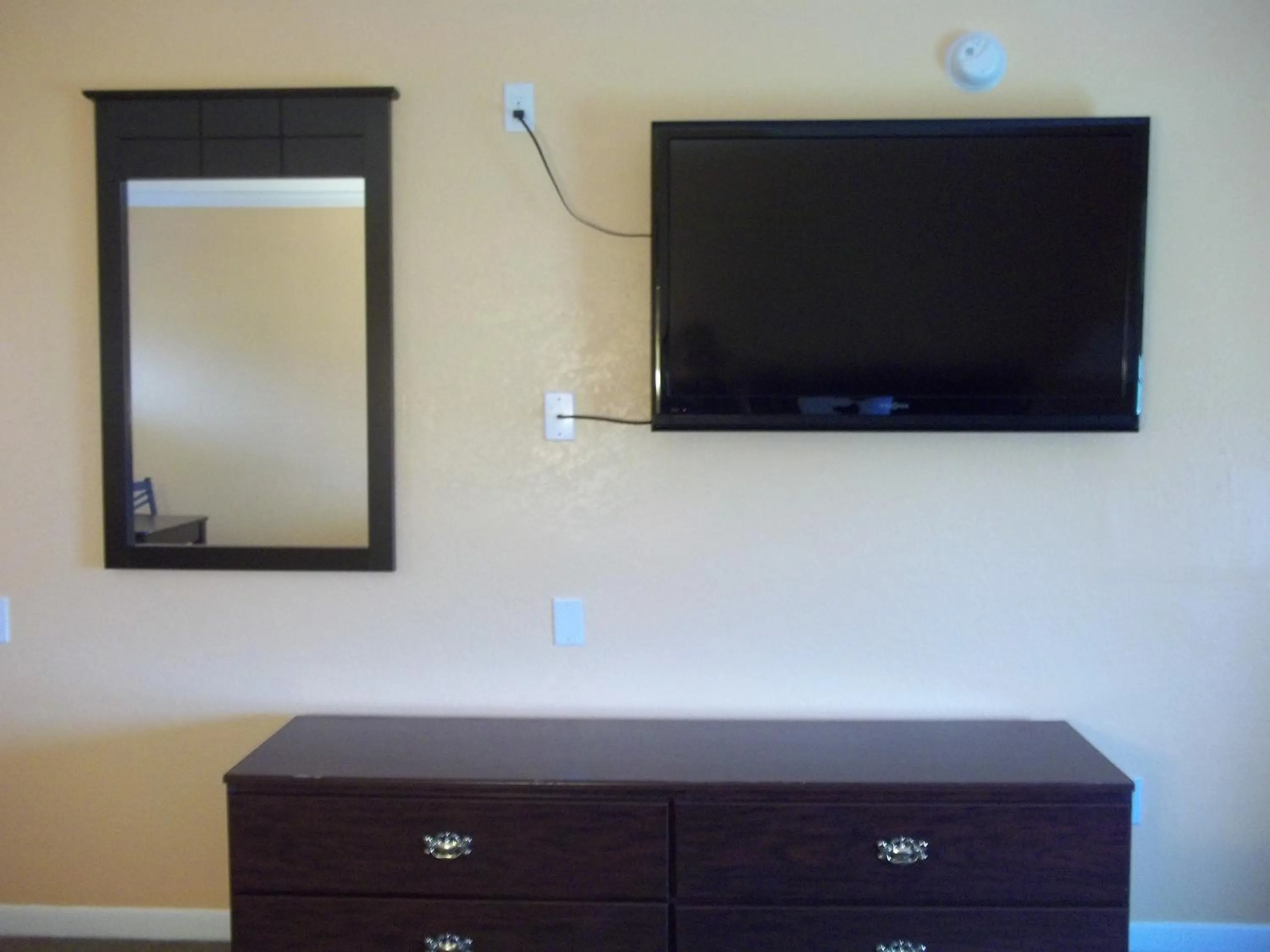 TV and multimedia in Scottish Inns Galveston