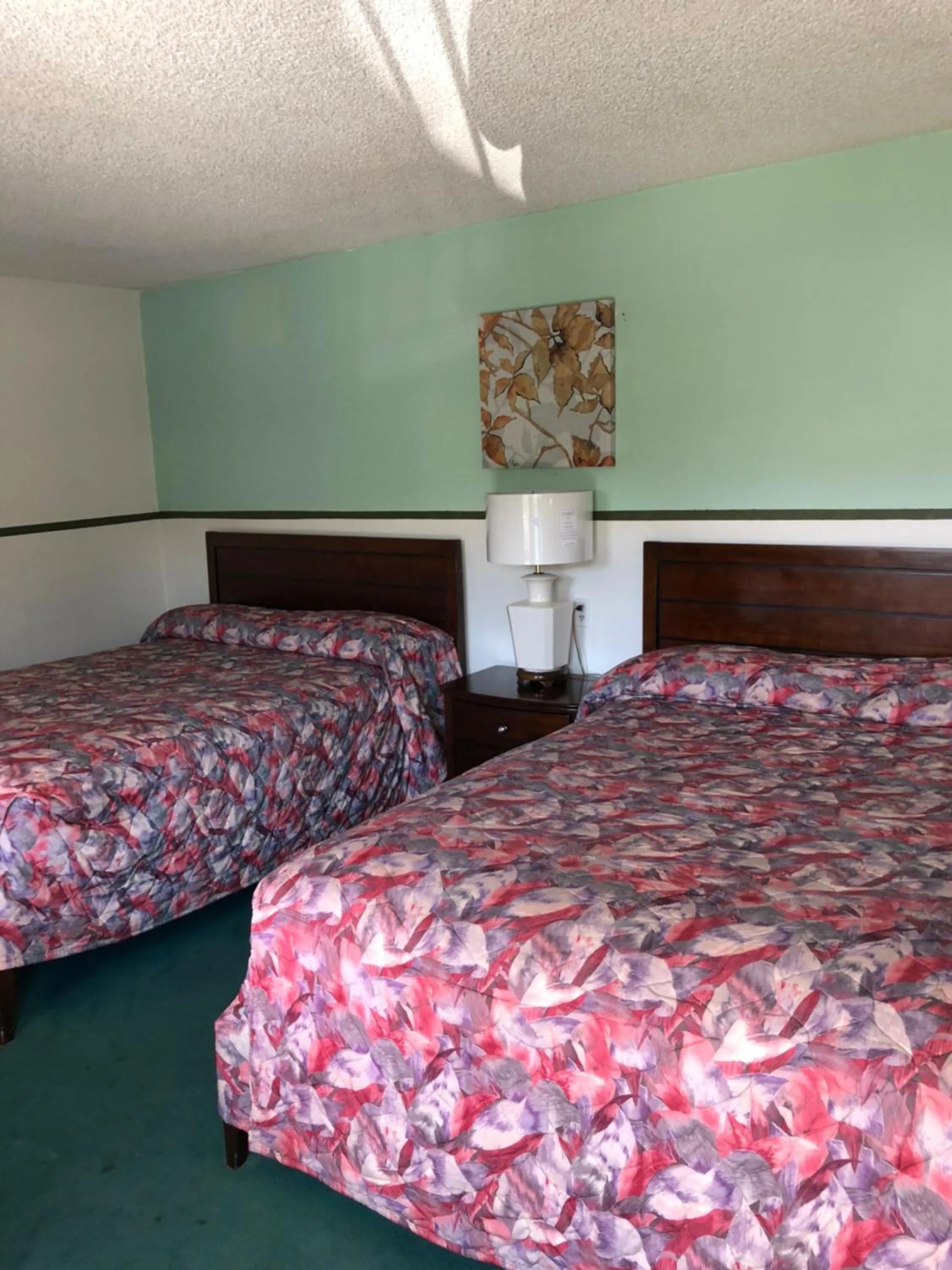 Bed in King Lodge Motel