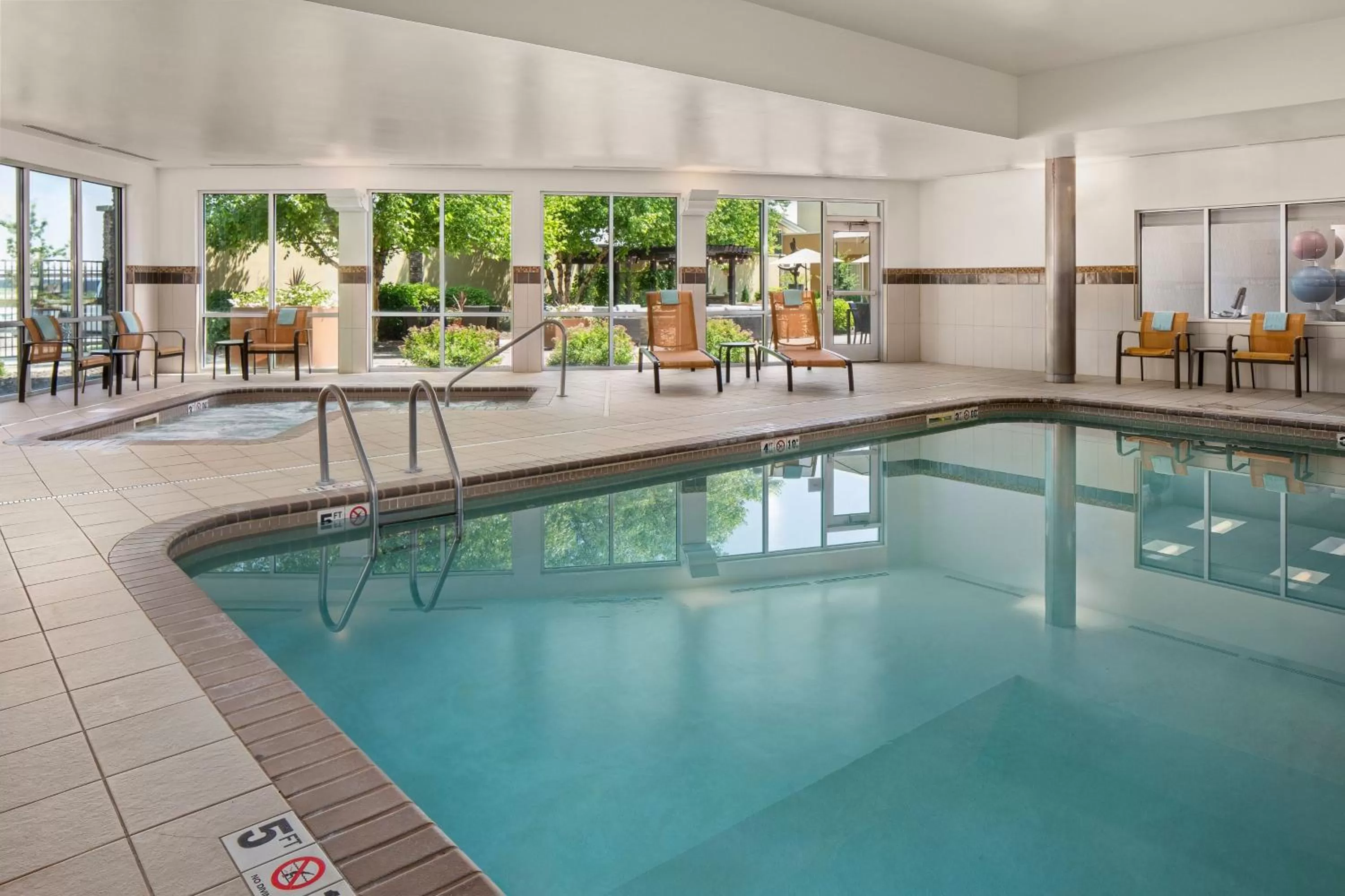 Swimming pool in Courtyard Mankato Hotel & Event Center