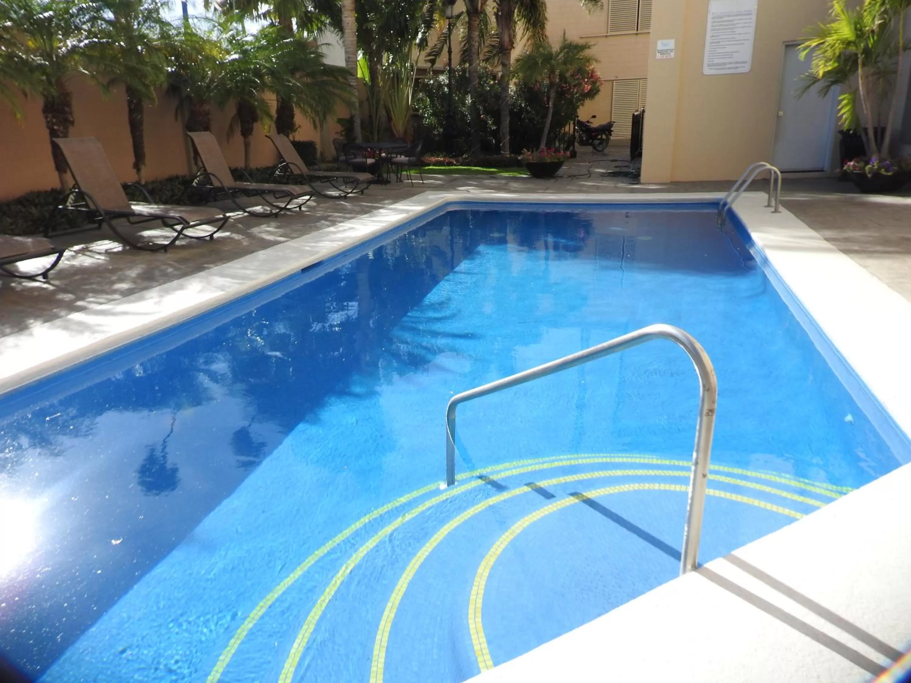 Pool view in Best Western PLUS Los Mochis