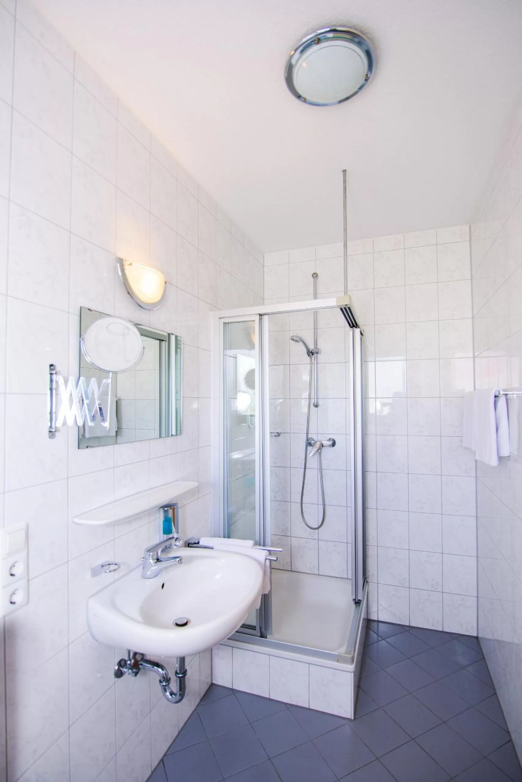 Shower in Hotel Bohn