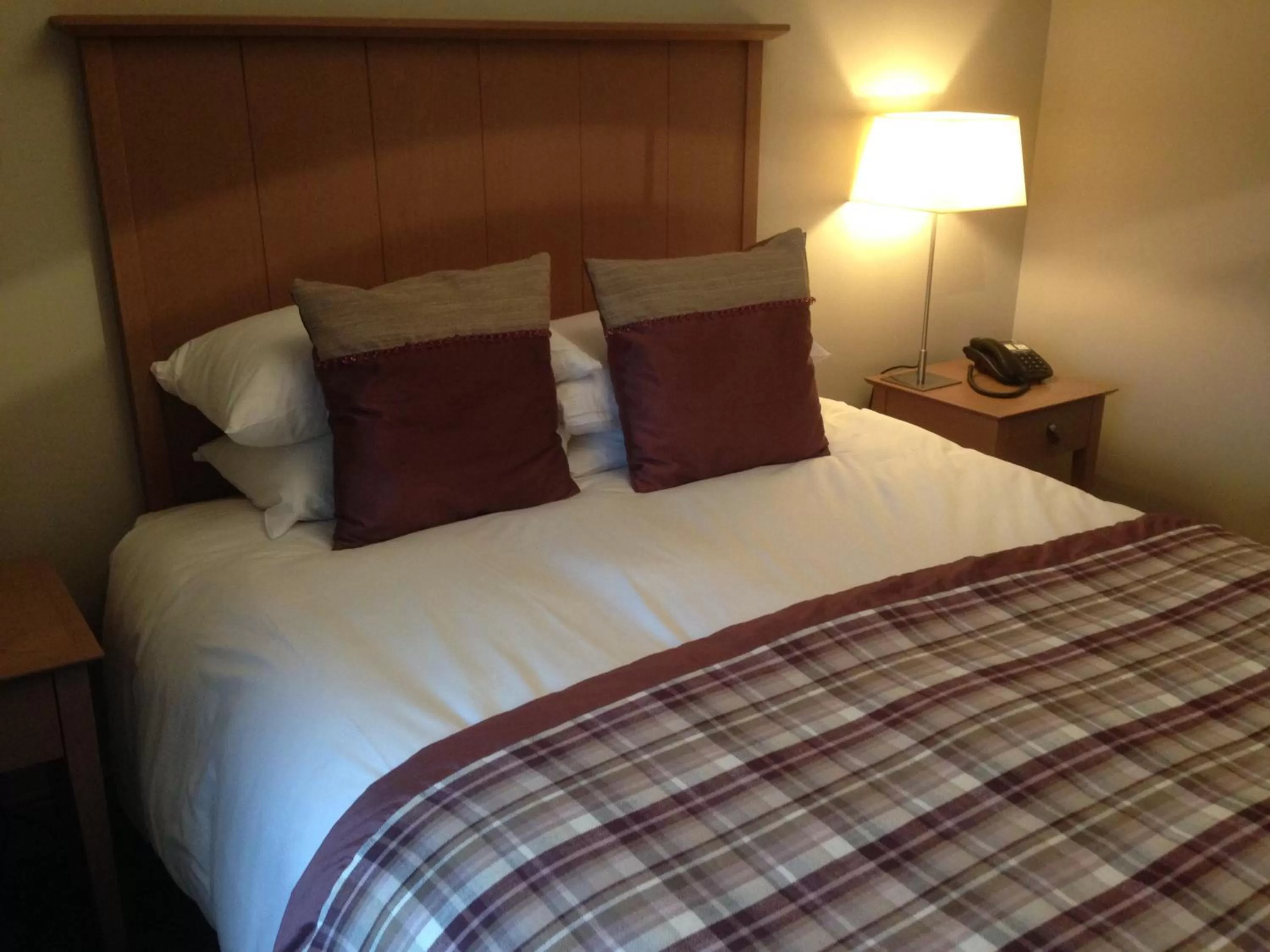 Bedroom, Bed in Dumfries Arms Hotel
