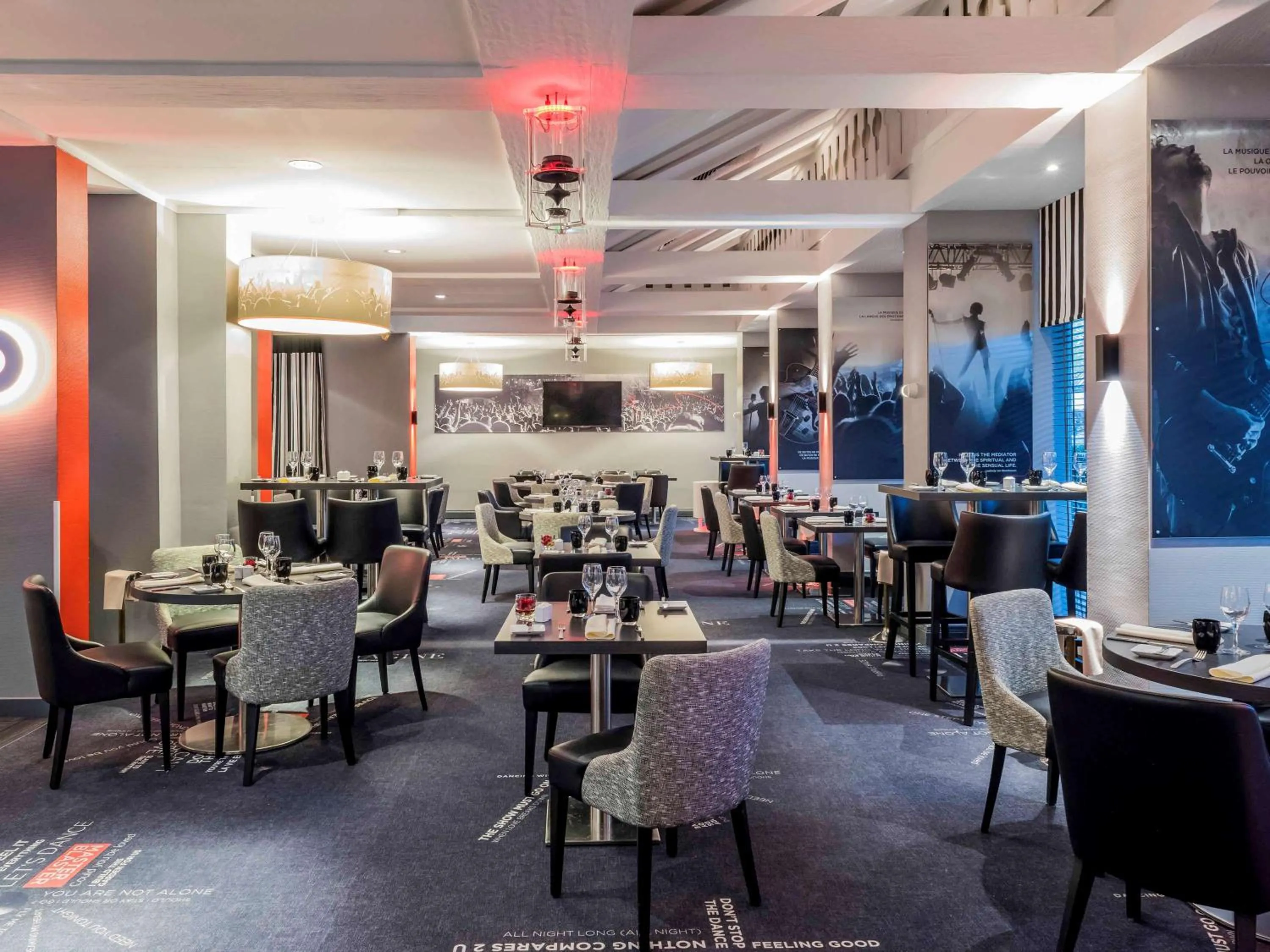 Restaurant/places to eat in Mercure Paris Velizy