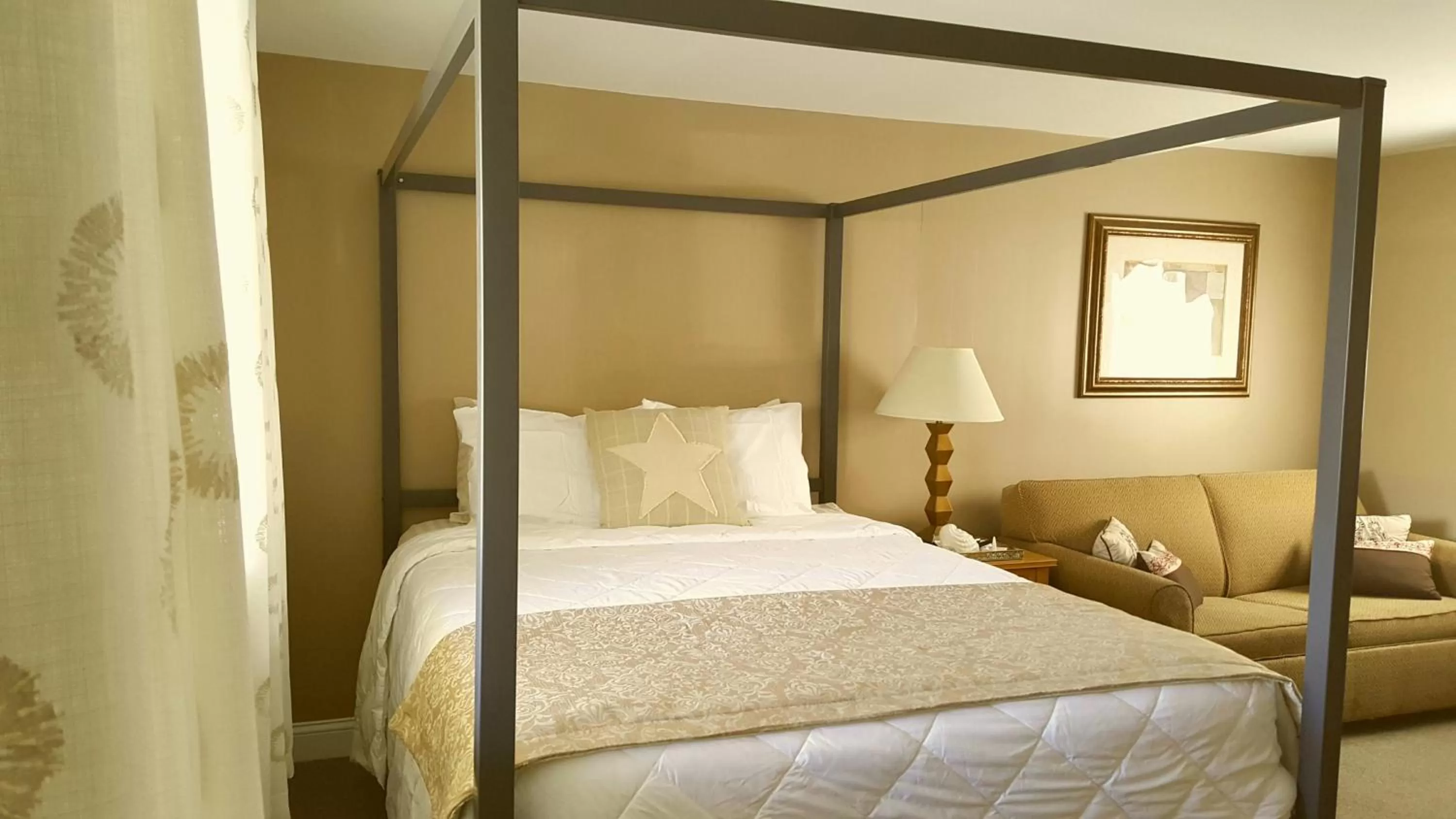 Bed in Starlight Lodge Cape Cod