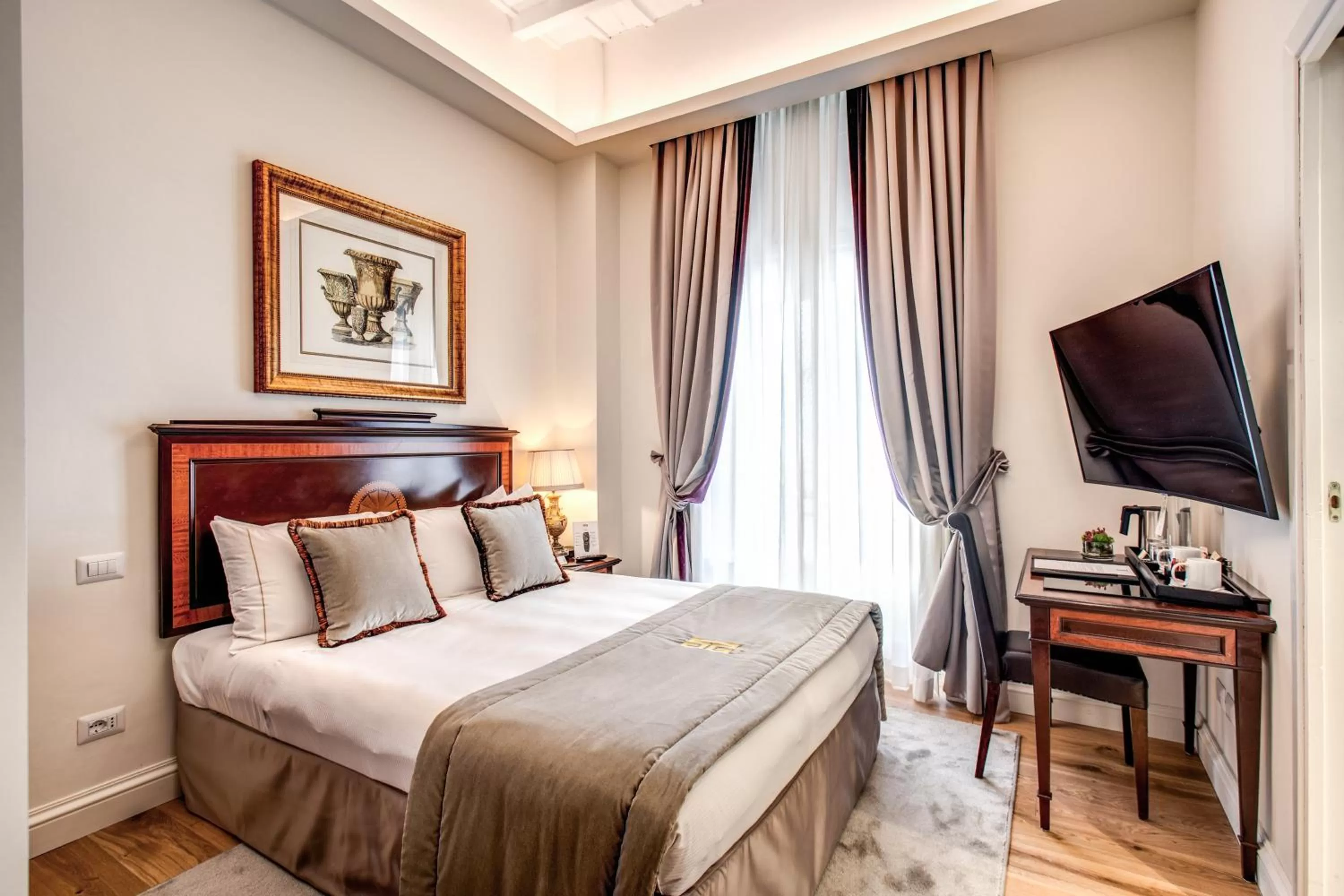 Photo of the whole room, Bed in Eitch Borromini Palazzo Pamphilj