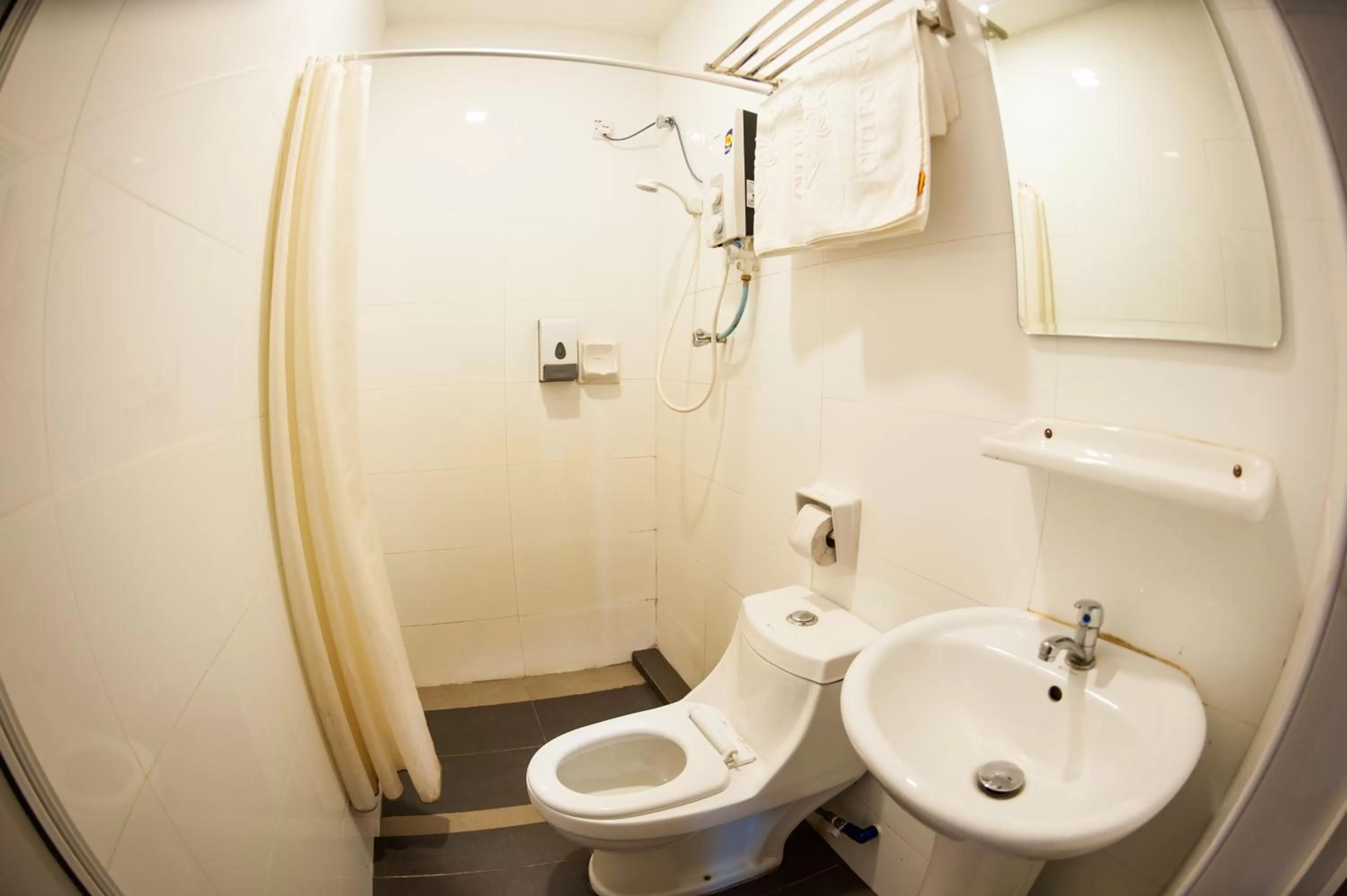 Shower in DJ Citi Point Hotel