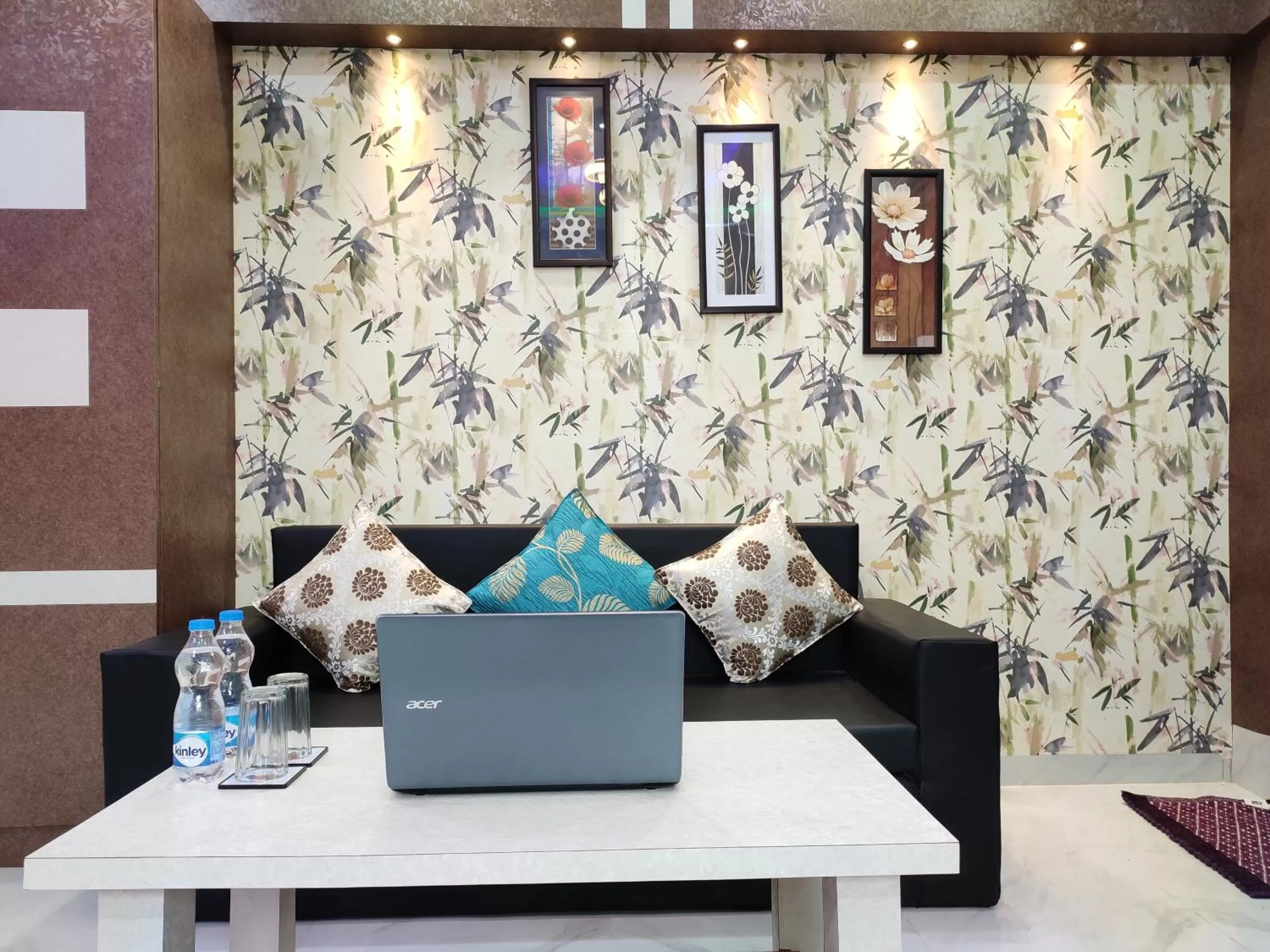 HOTEL CENTRAL SQUARE "A Couple Friendly Hotel"