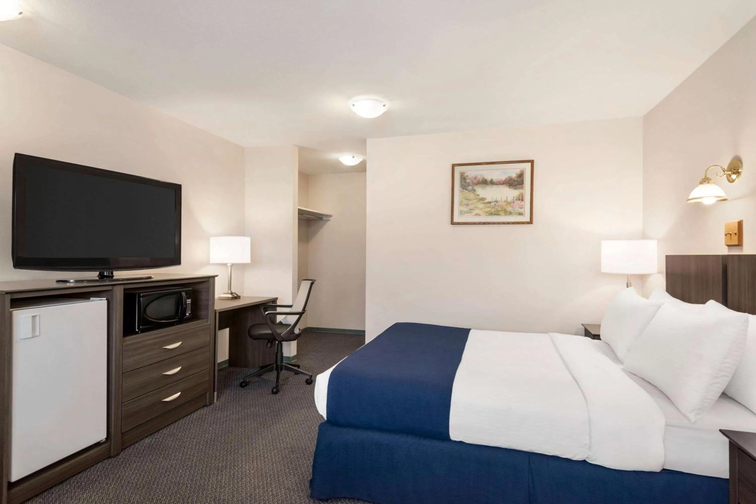 Photo of the whole room, Bed in Travelodge by Wyndham McBride