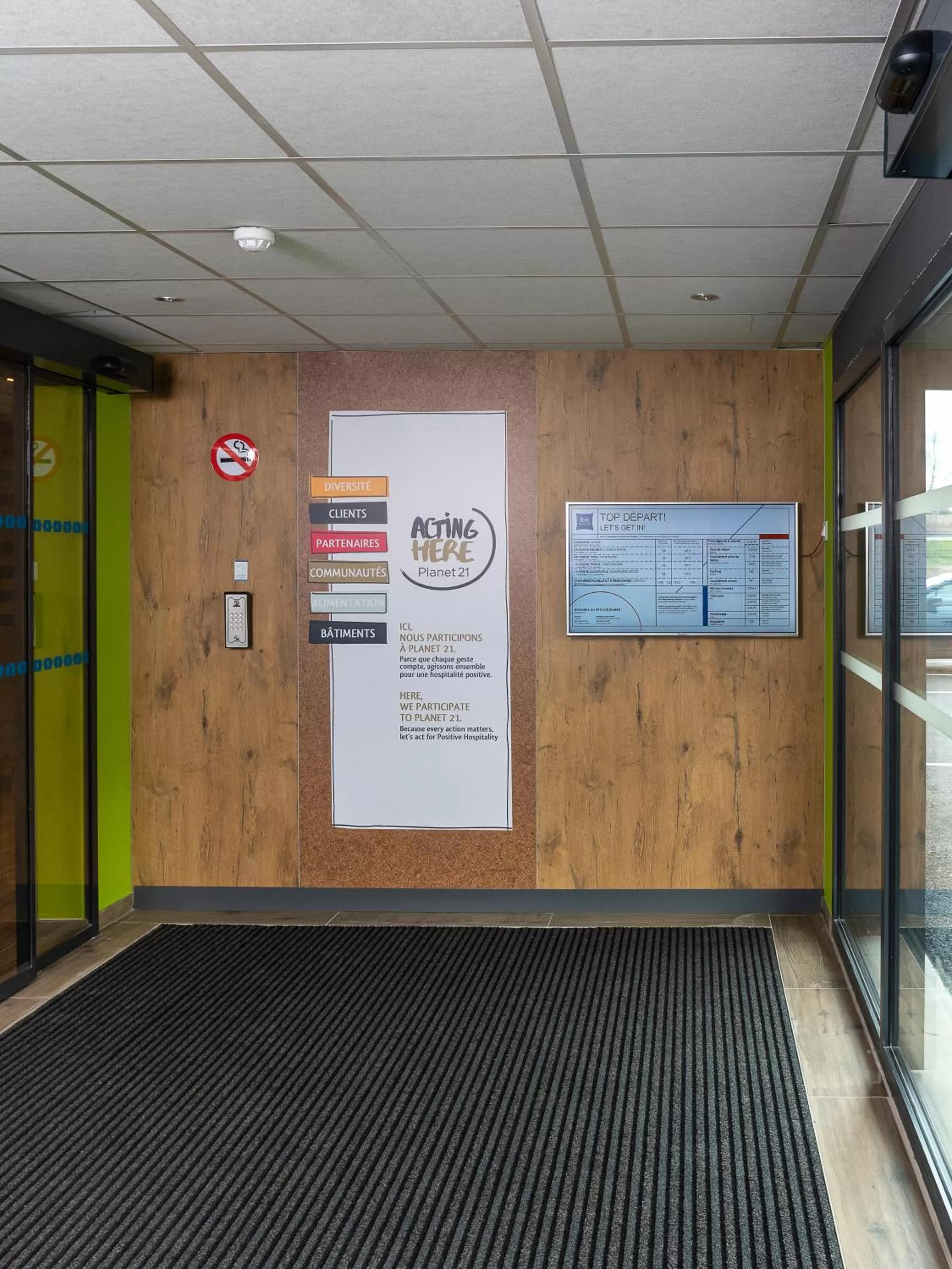 Lobby or reception in ibis Budget Cognac