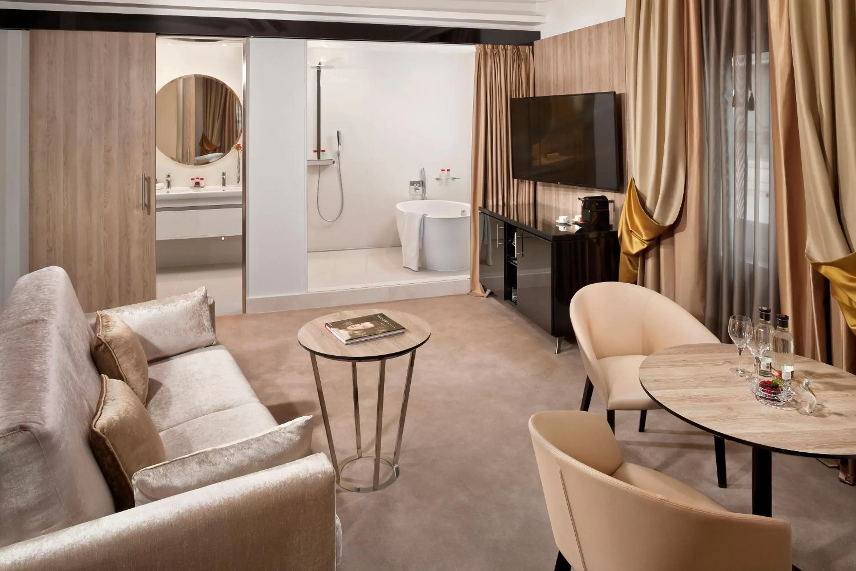 TV and multimedia in Palacio de los Duques Gran Meliá - The Leading Hotels of the World