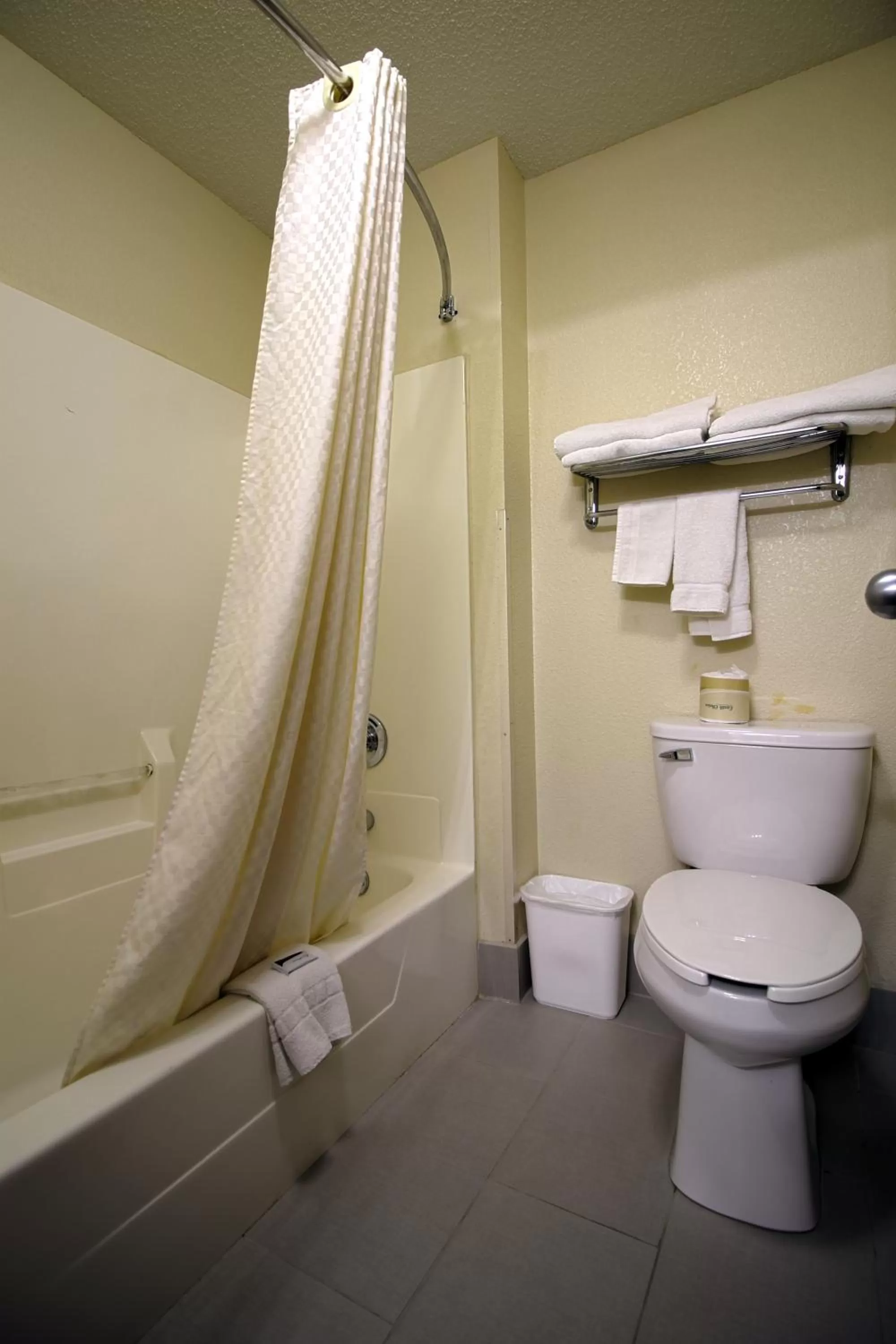 Bathroom in Geneva Motel