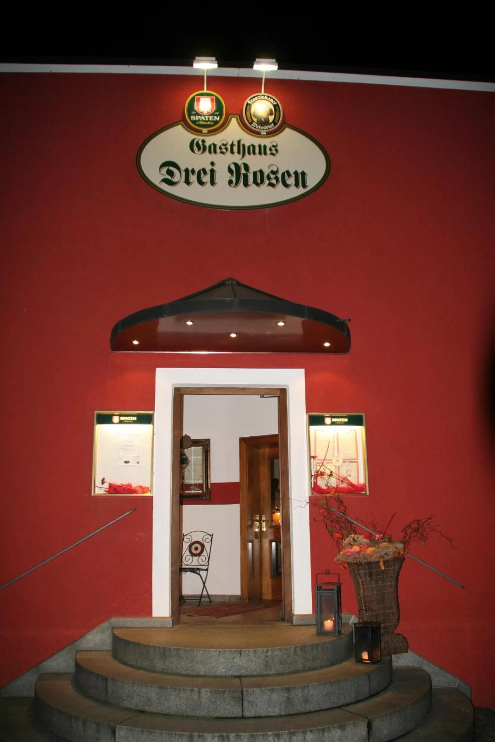 Facade/entrance in Hotel DAH-Inn