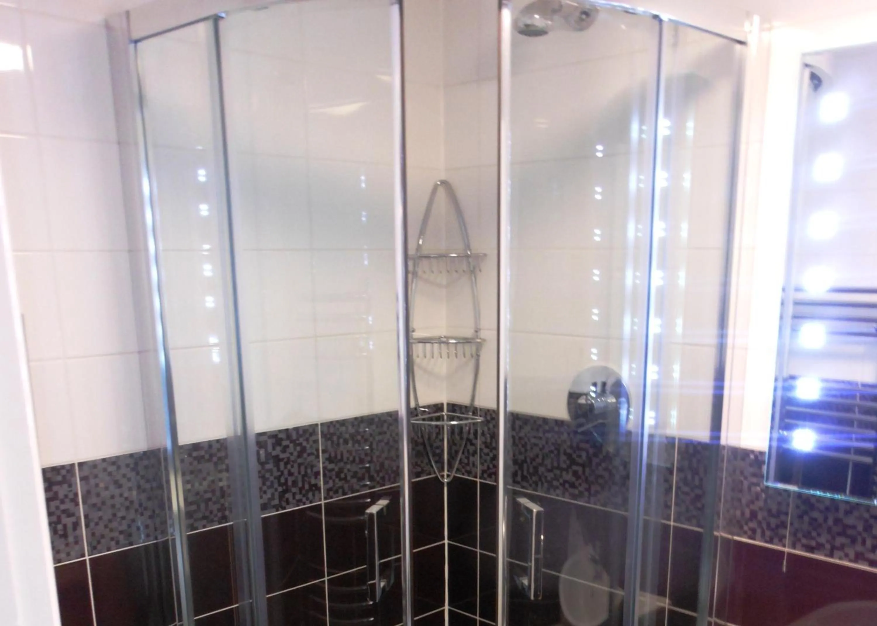 Shower in New Inn - Dorchester