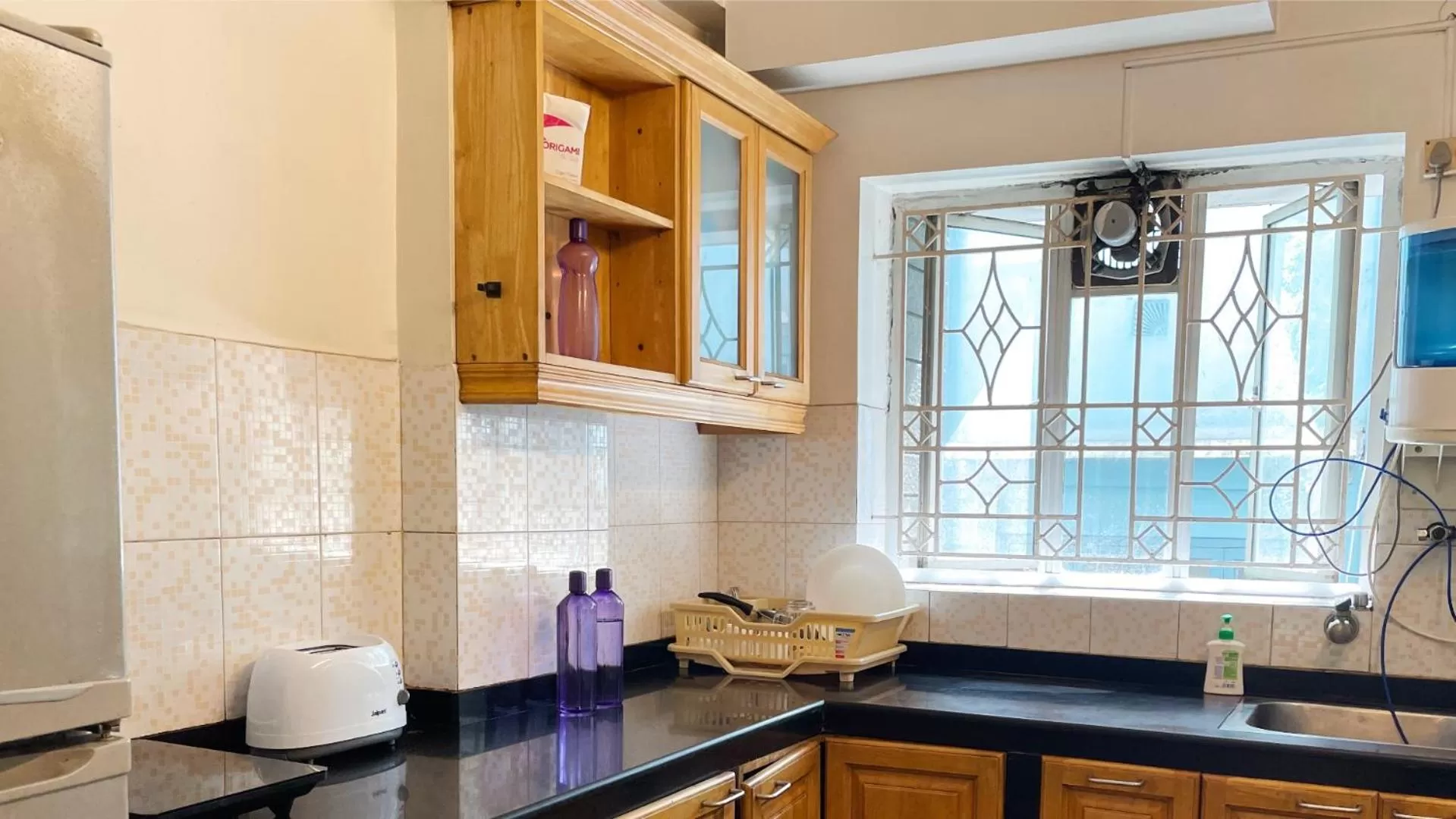 Kitchen or kitchenette in The Aster Homestay - Bedrooms & Apartments