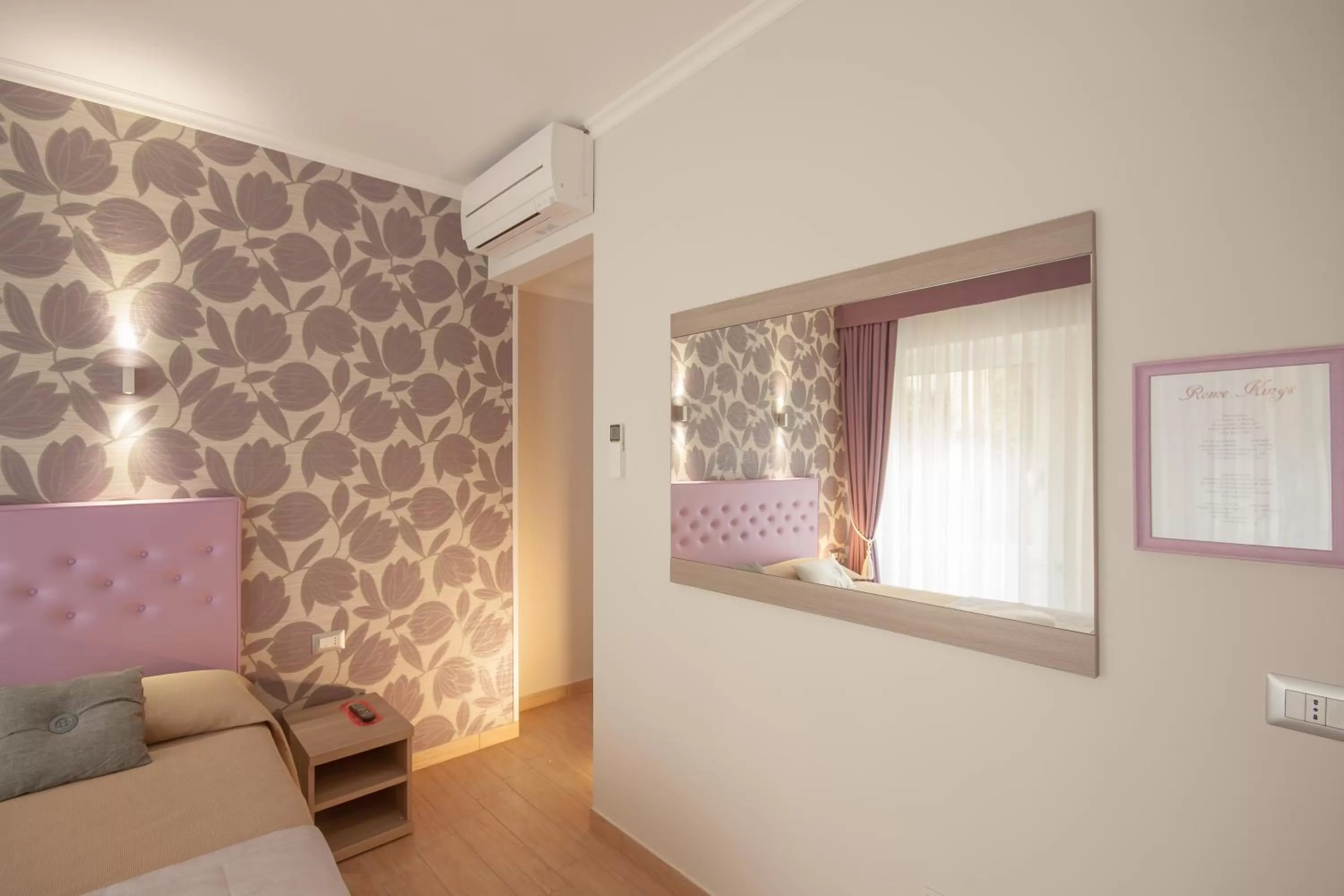 Photo of the whole room in Rome Kings Suite