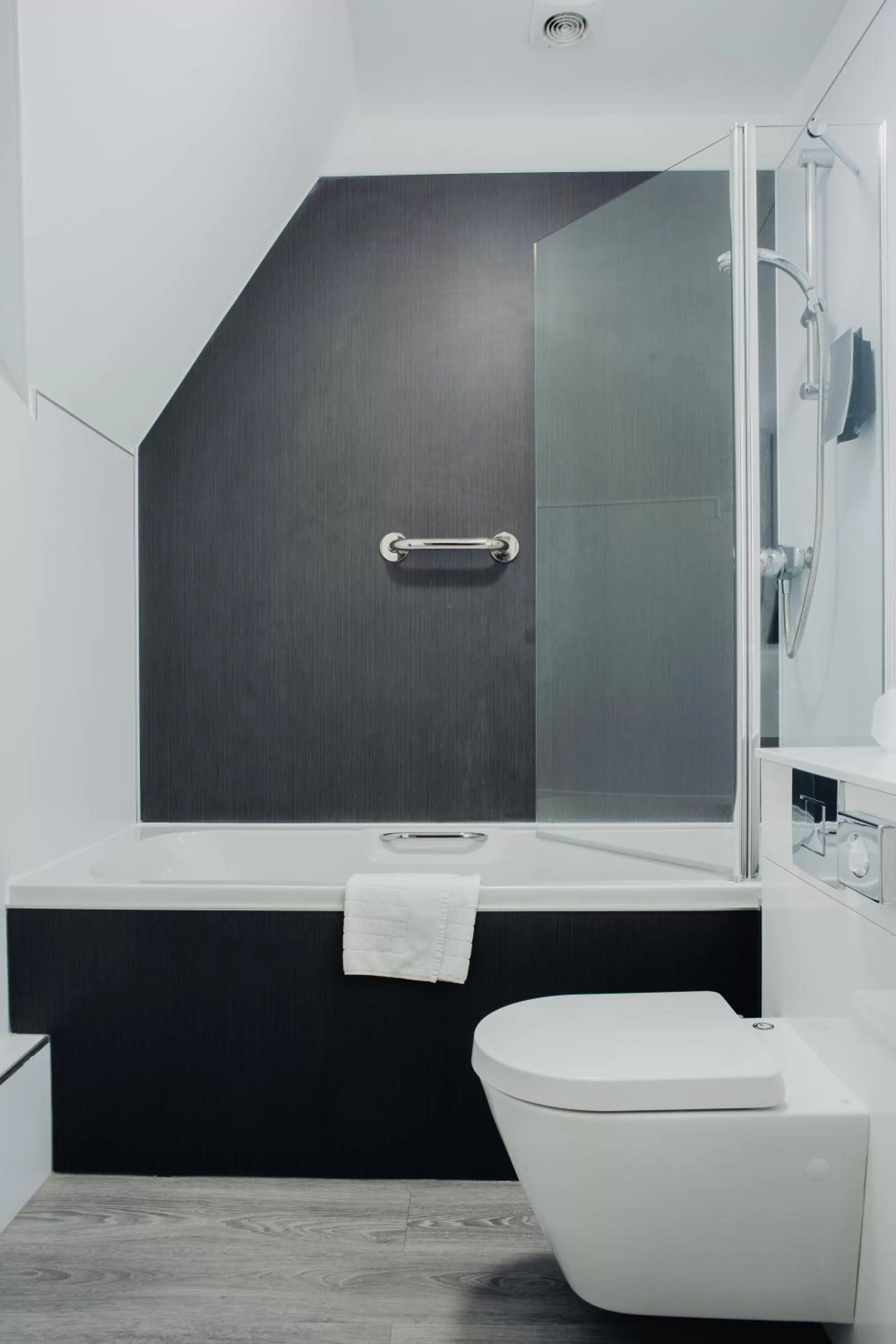 Shower in San Clu Hotel, Bar & Brasserie