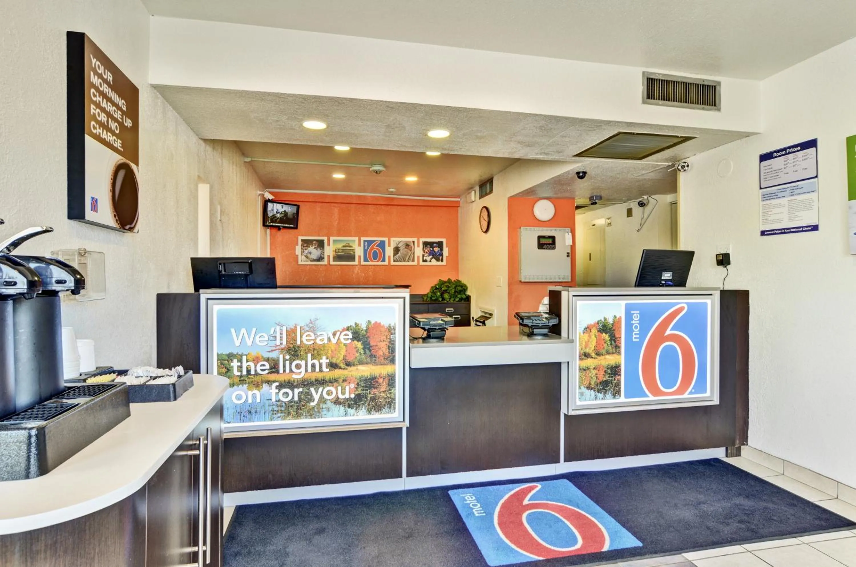 Lobby or reception in Motel 6-Pittsburgh, PA - Crafton