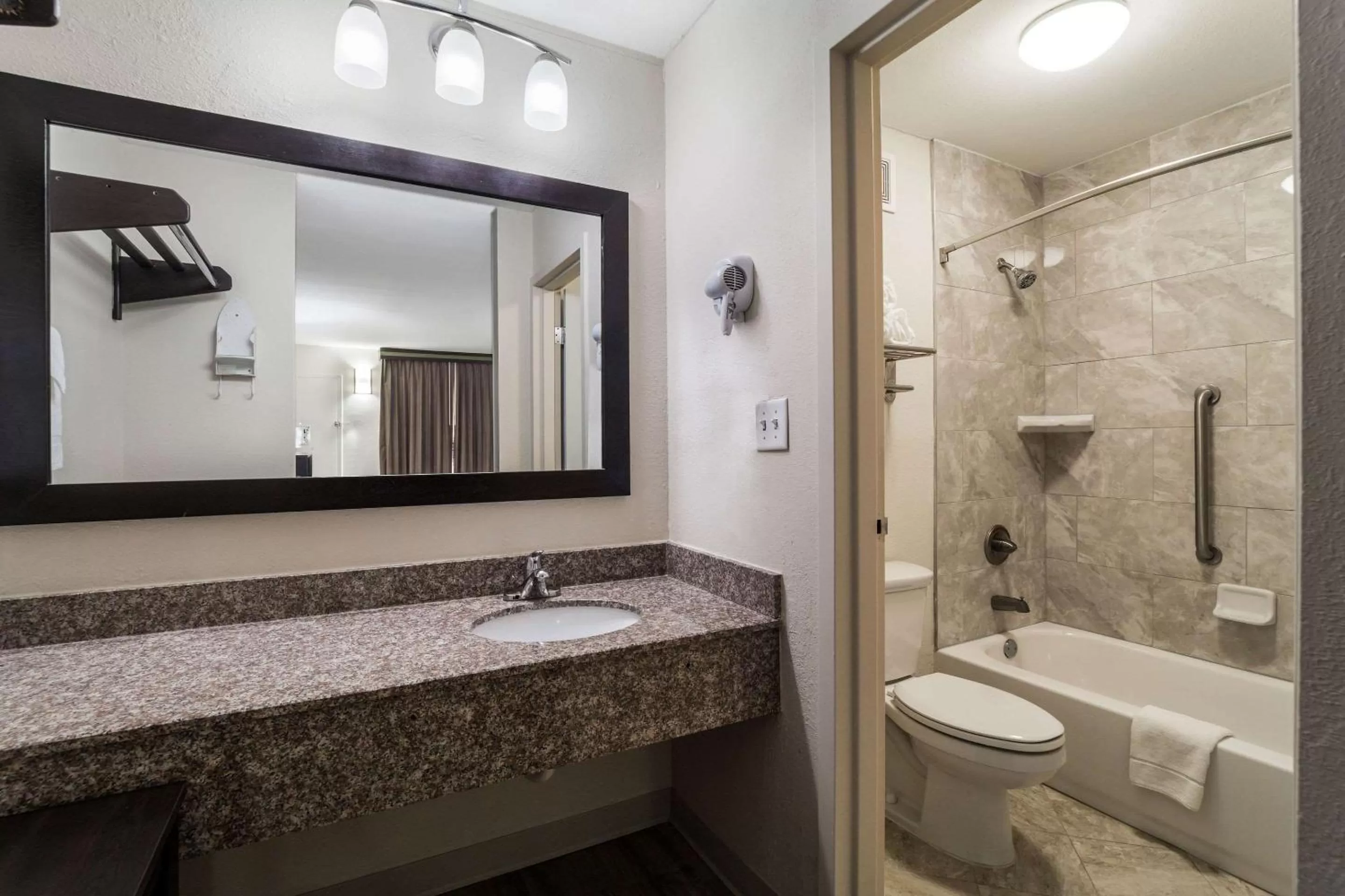 Bathroom in Quality Inn Coliseum