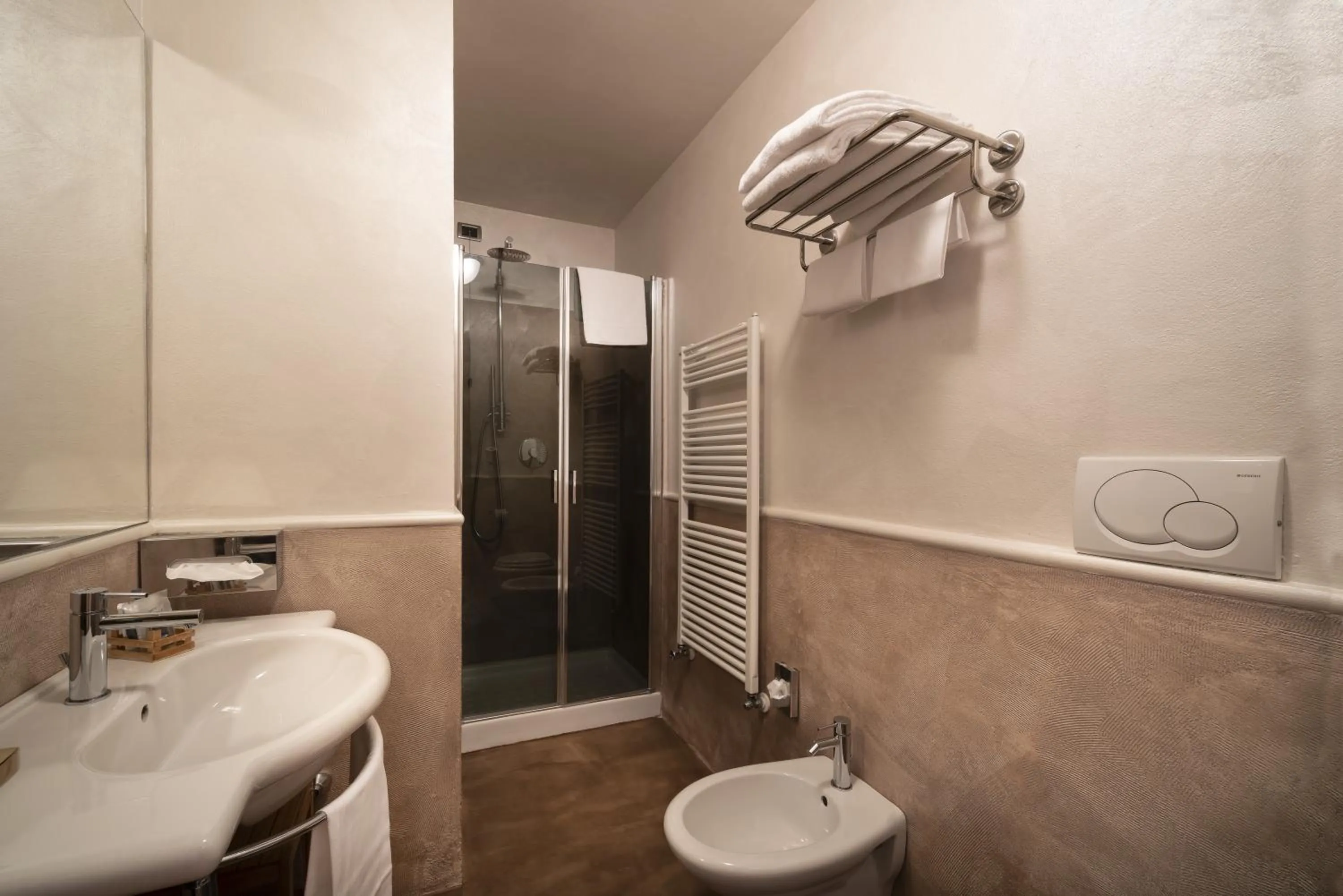 Shower in Solo Experience Hotel