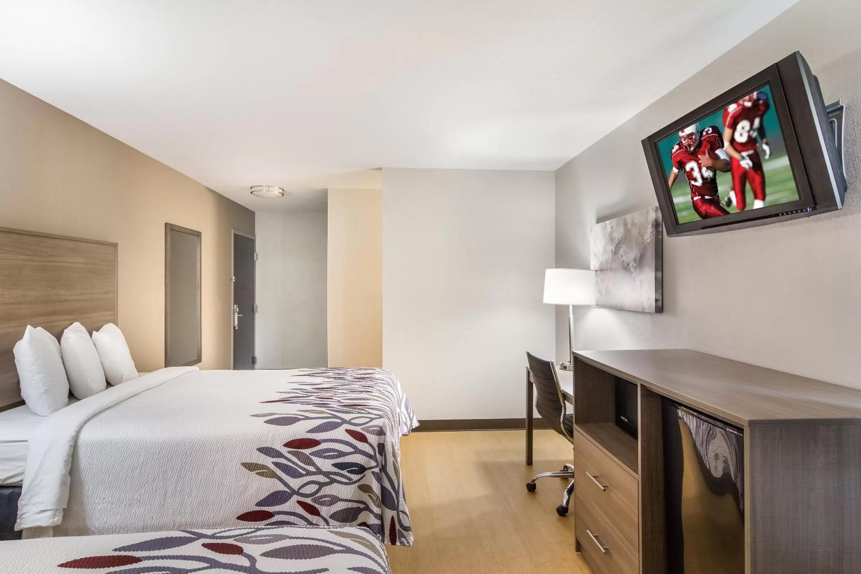 Photo of the whole room, Bed in Red Roof Inn I-95 North Brunswick Darien