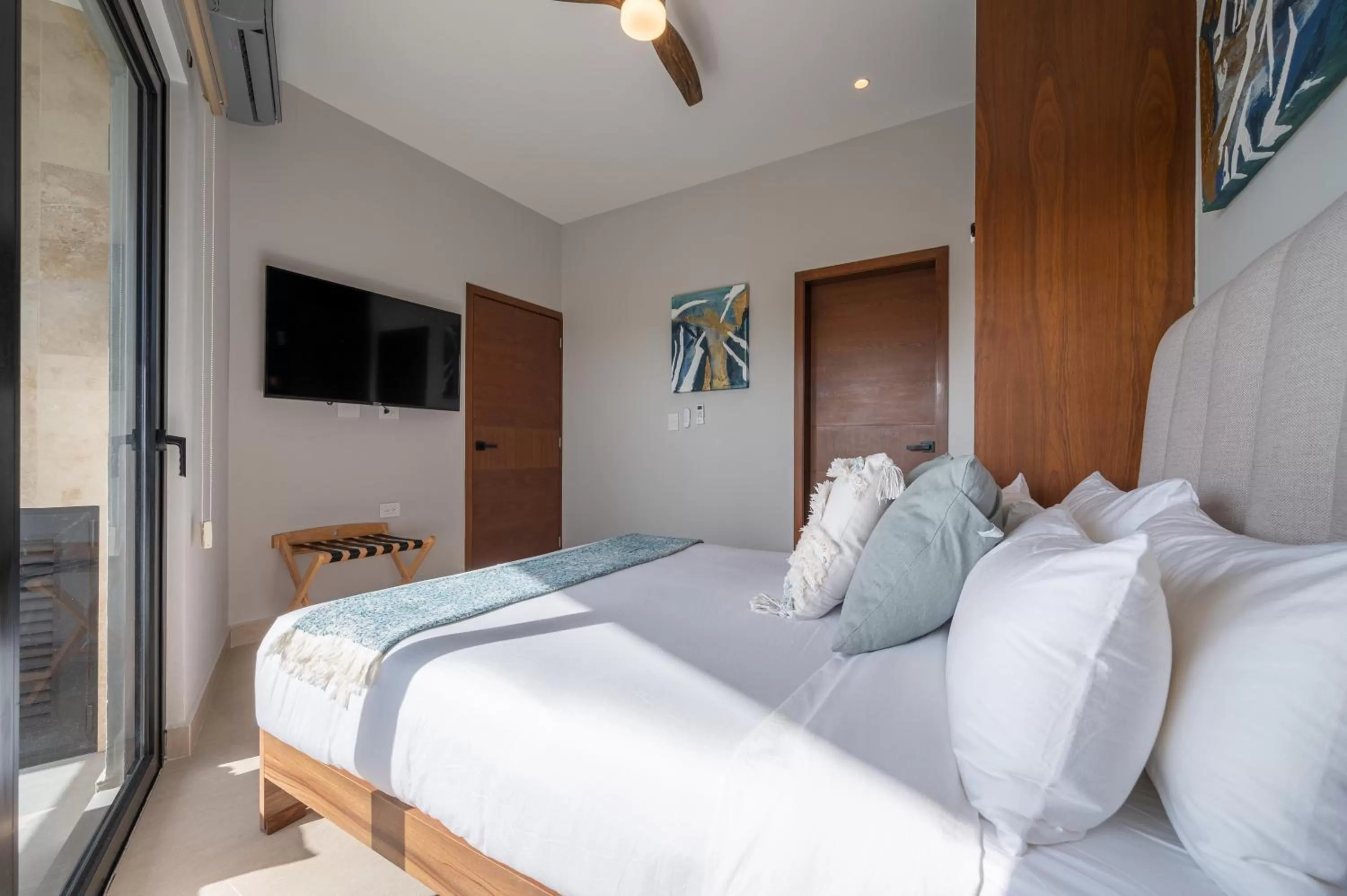 Communal lounge/ TV room, Bed in Kippal - Modern Oasis - ApartHotel