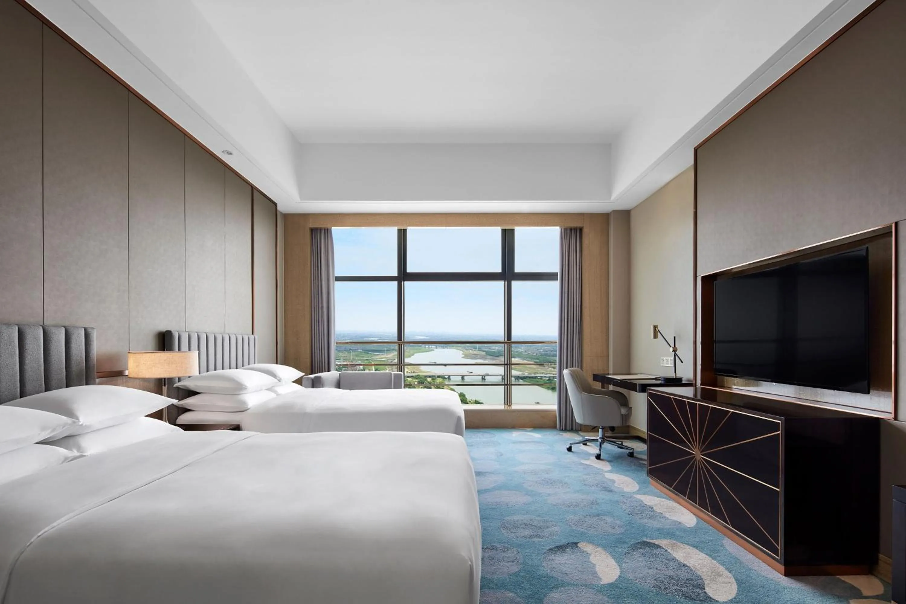 Photo of the whole room, Bed in Sheraton Shaoxing Shangyu