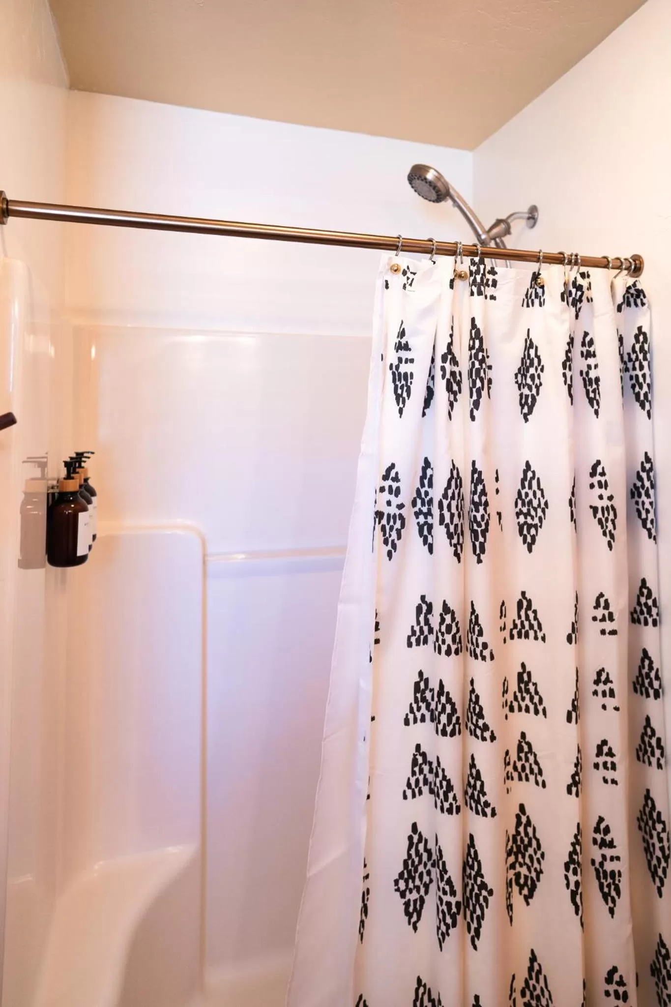 Shower in The Loubird Inn