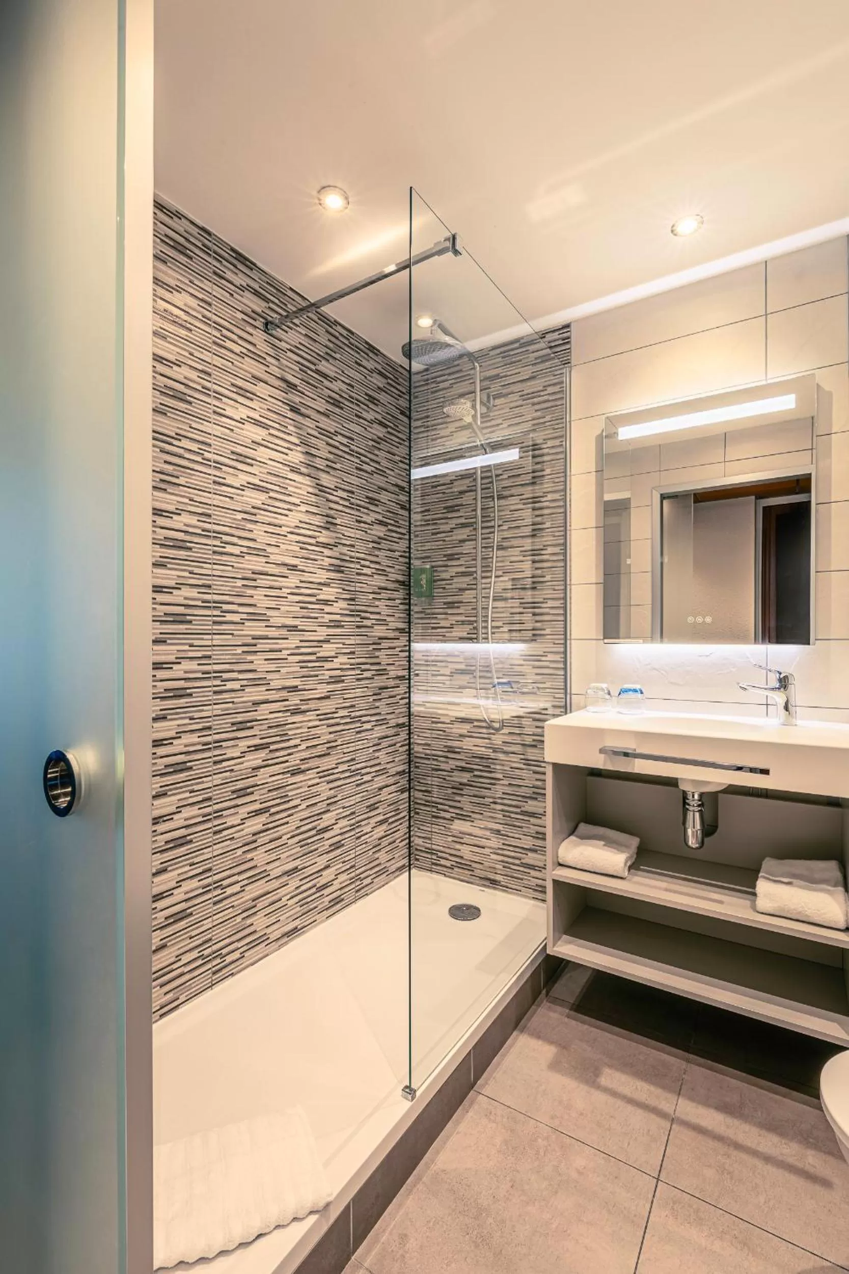 Shower in Best Western Marseille Aeroport