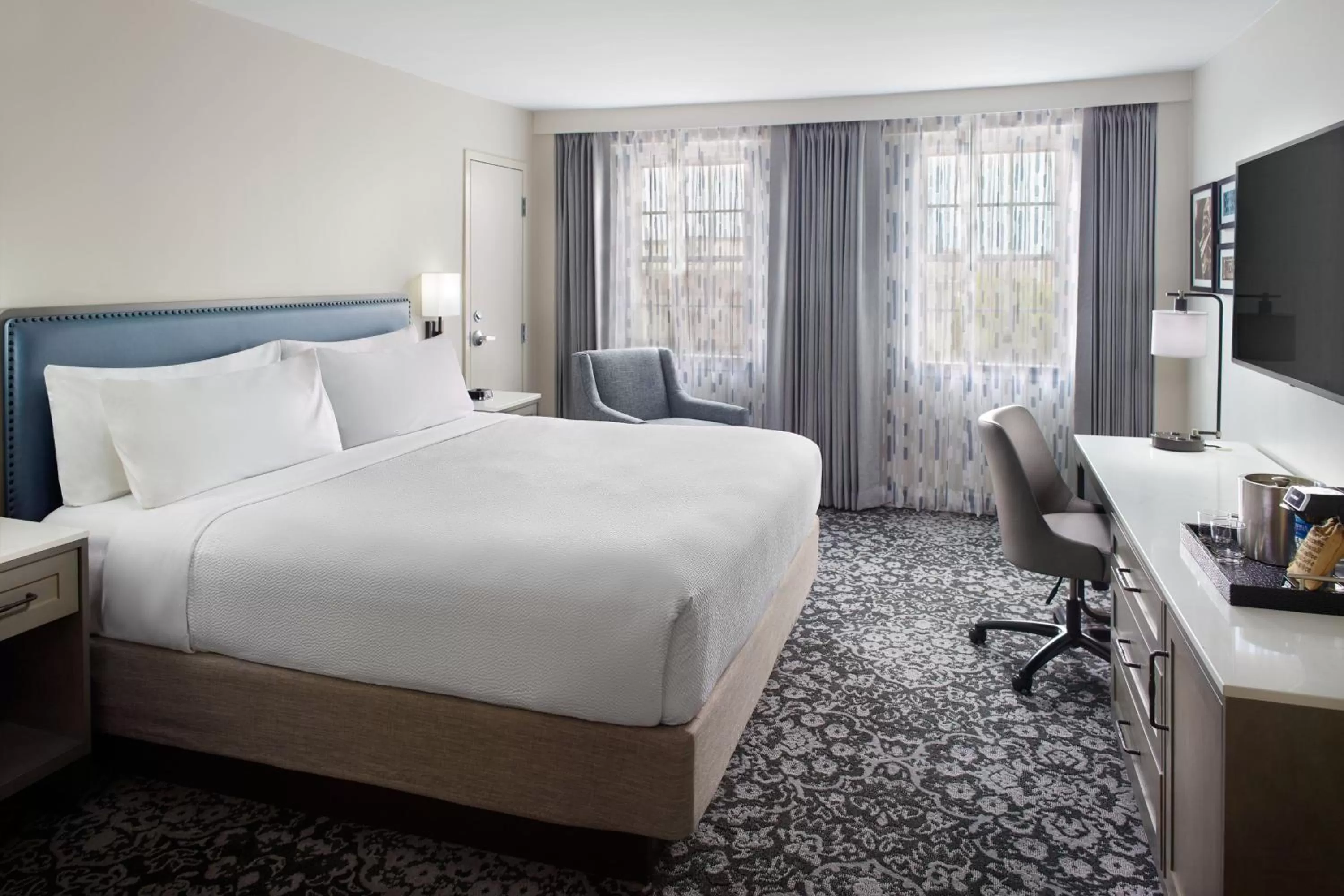 Photo of the whole room, Bed in Four Points by Sheraton French Quarter