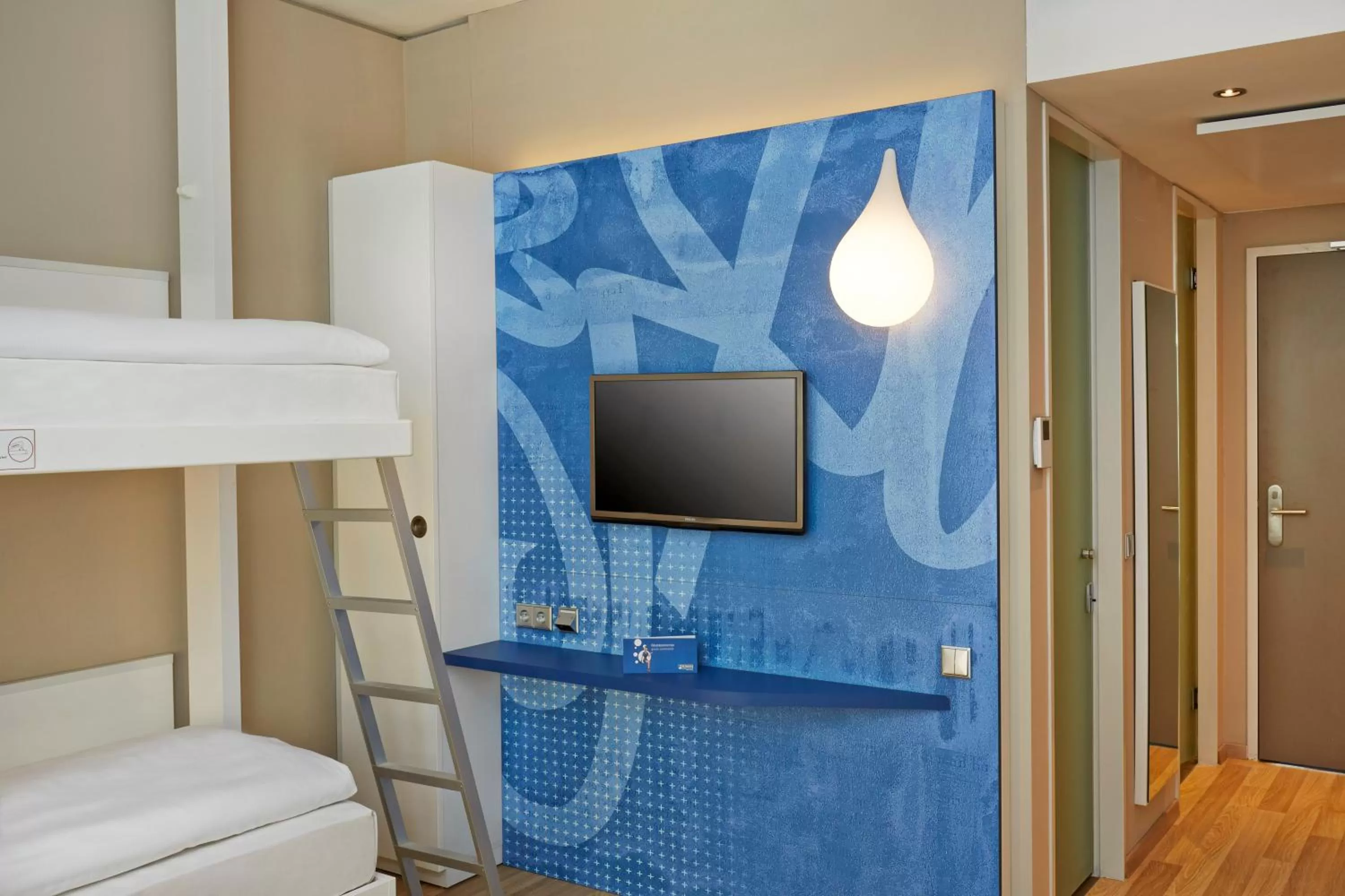 Photo of the whole room, Bed in H2 Hotel München Messe