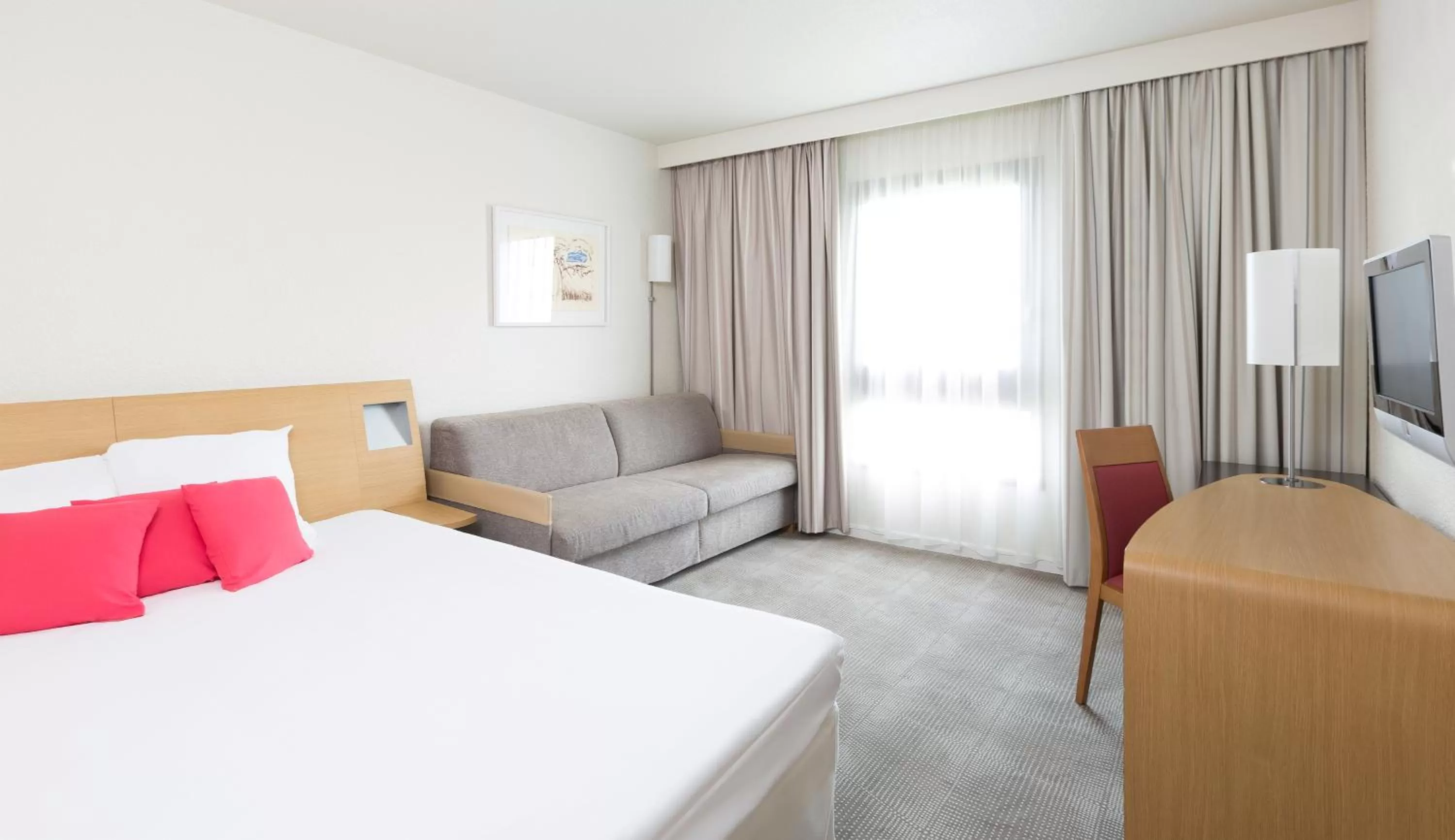 Photo of the whole room, Bed in Novotel Amboise