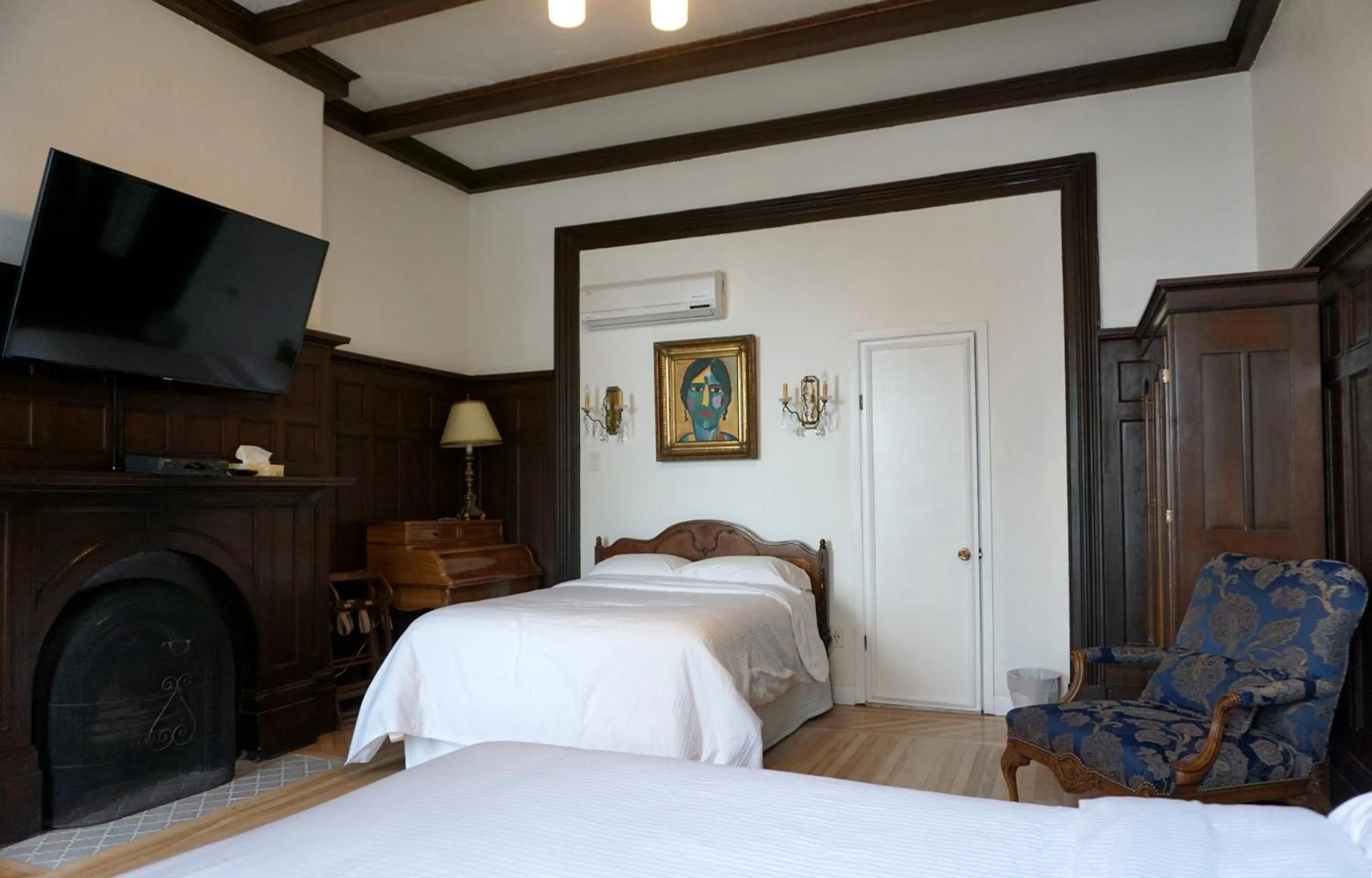 Photo of the whole room, Bed in Hôtel Marie-Rollet