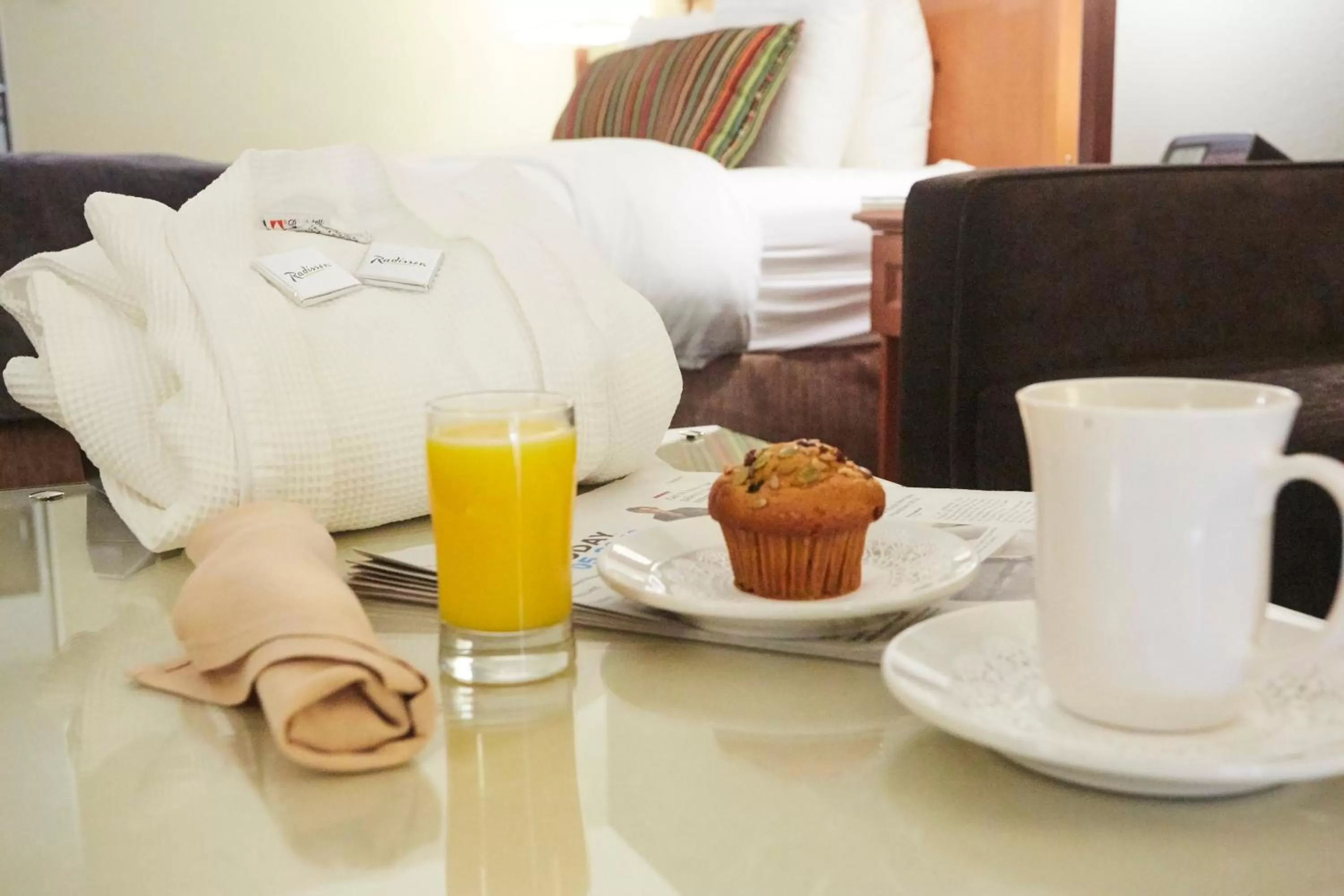 Coffee/tea facilities, Bed in Radisson Hotel Portland Airport