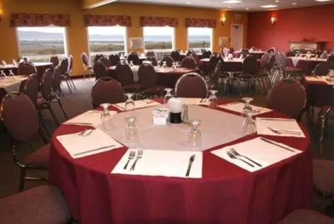 Restaurant/places to eat in Shallow Bay Motel & Cabins Conference Centre