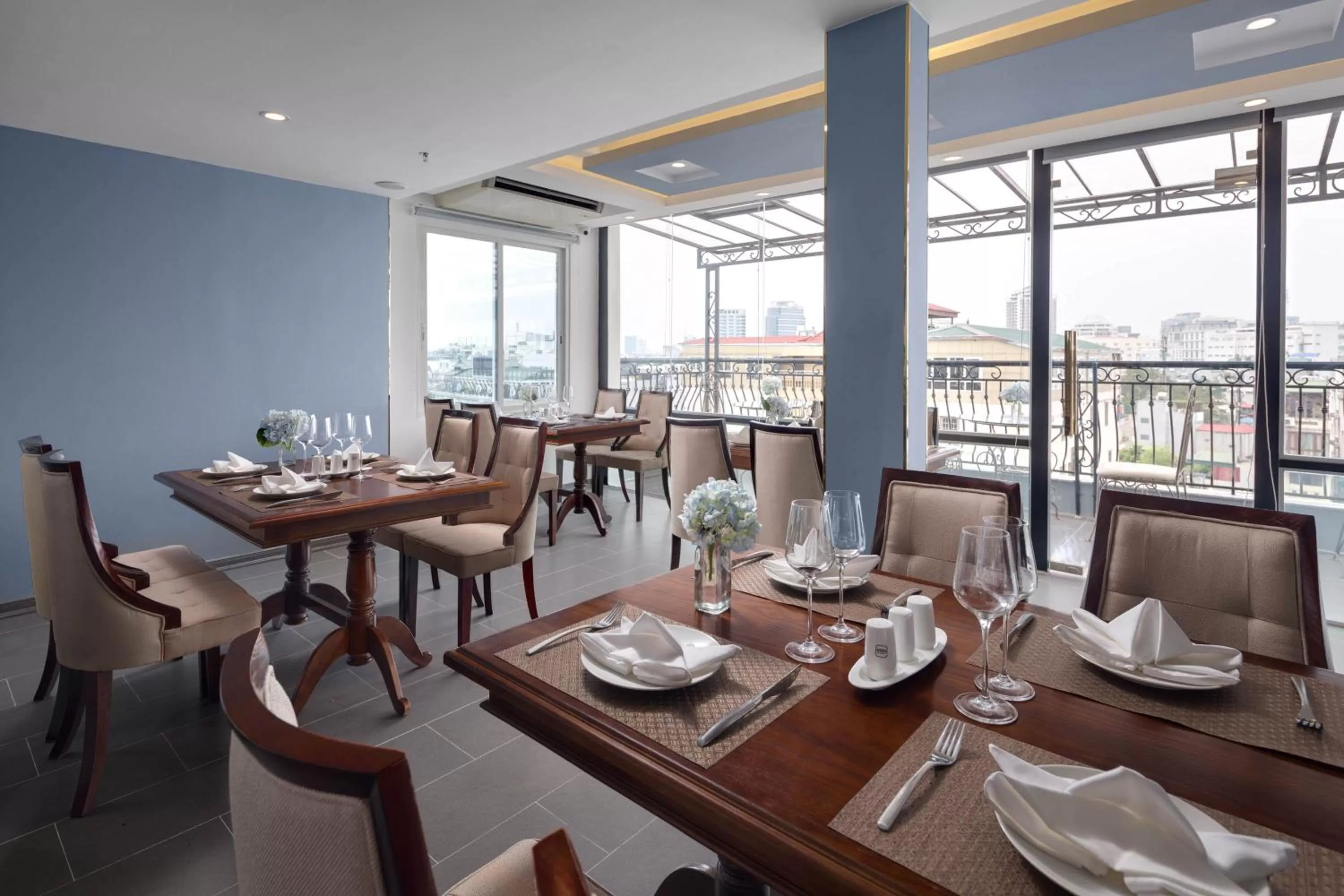 Dining area in Bonsella Hotel