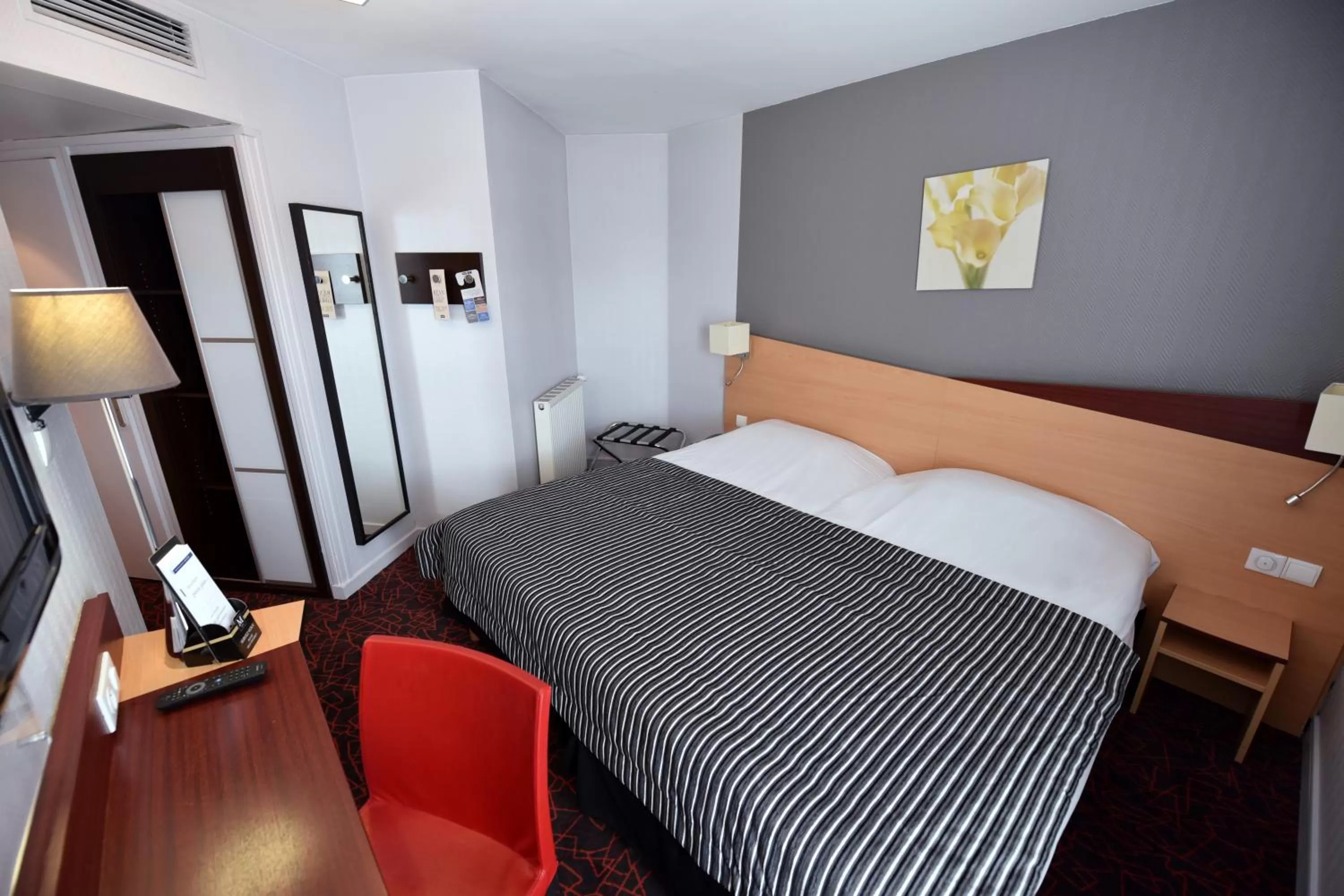 Bedroom, Bed in Kyriad Hotel Dijon Gare