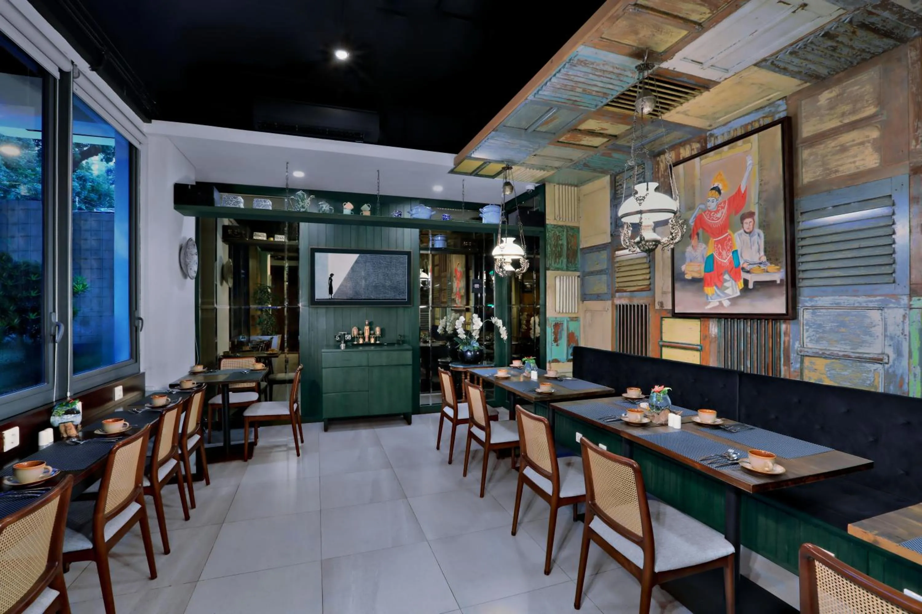 Restaurant/places to eat in S7 SUITES GANDARIA